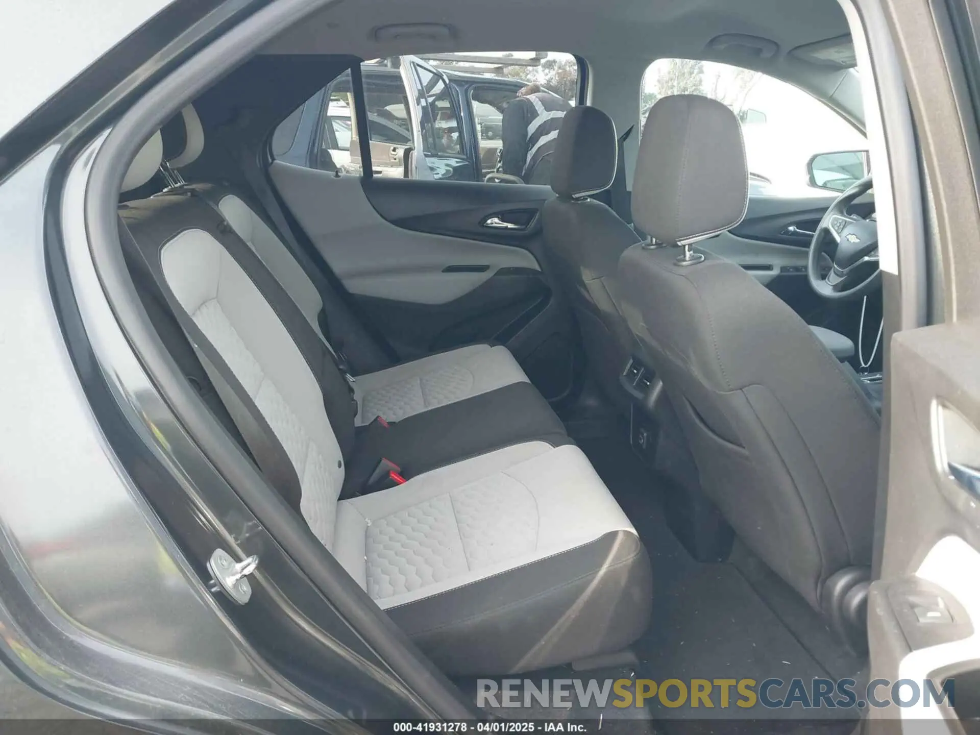 8 Photograph of a damaged car 2GNAXKEV2L6254571 CHEVROLET EQUINOX 2020