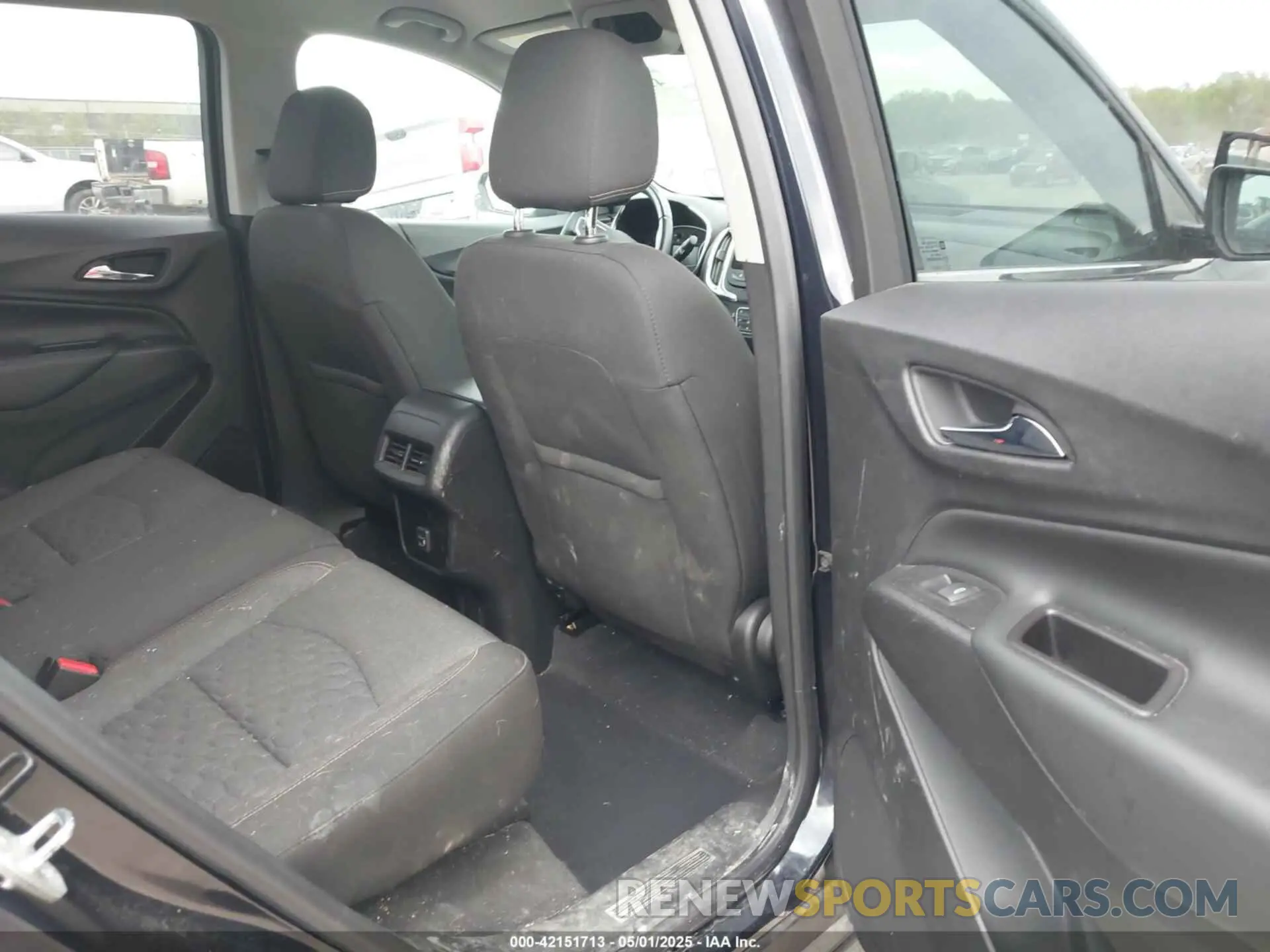 8 Photograph of a damaged car 2GNAXKEV3L6100175 CHEVROLET EQUINOX 2020
