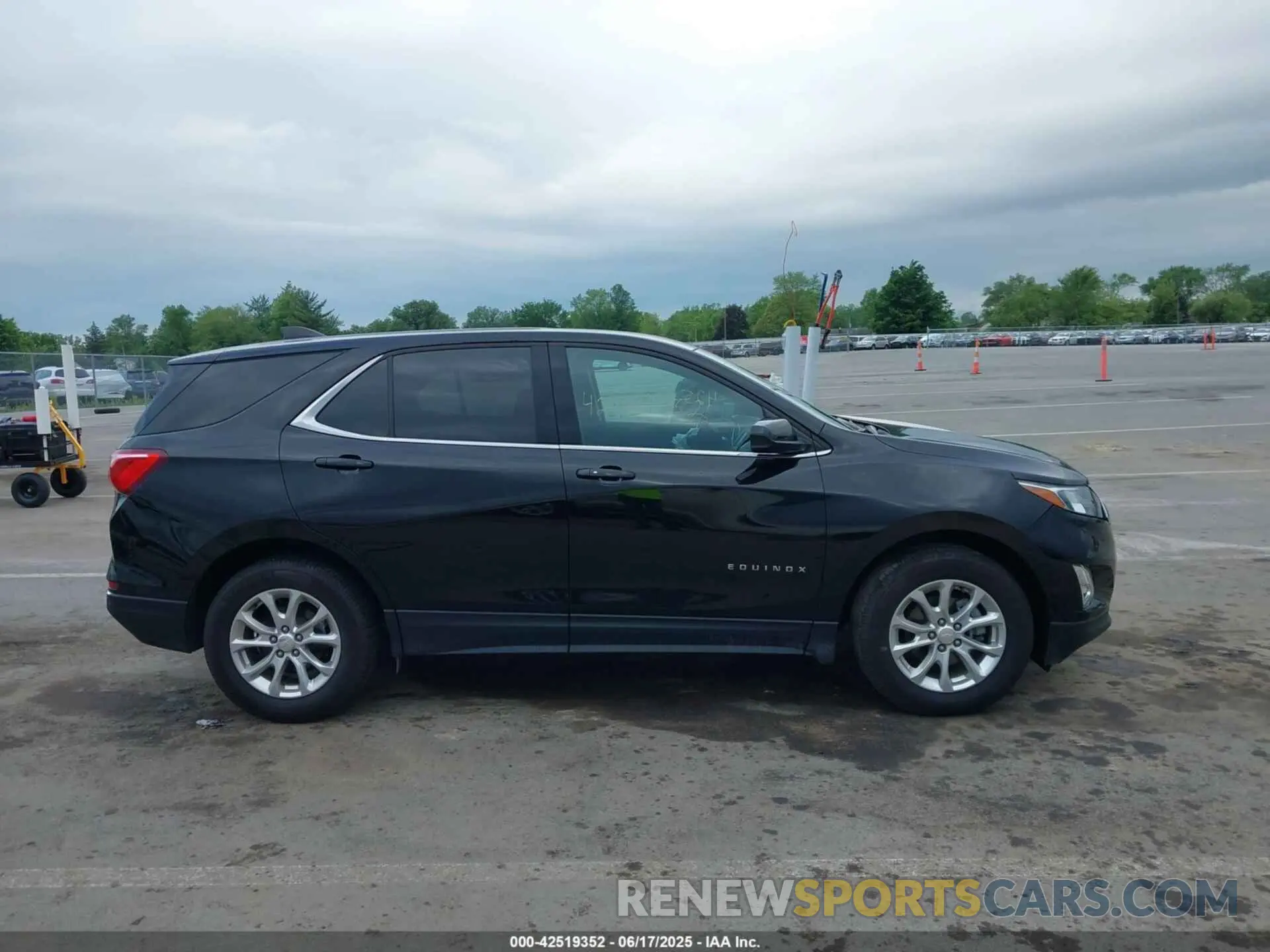 13 Photograph of a damaged car 2GNAXKEV3L6195126 CHEVROLET EQUINOX 2020
