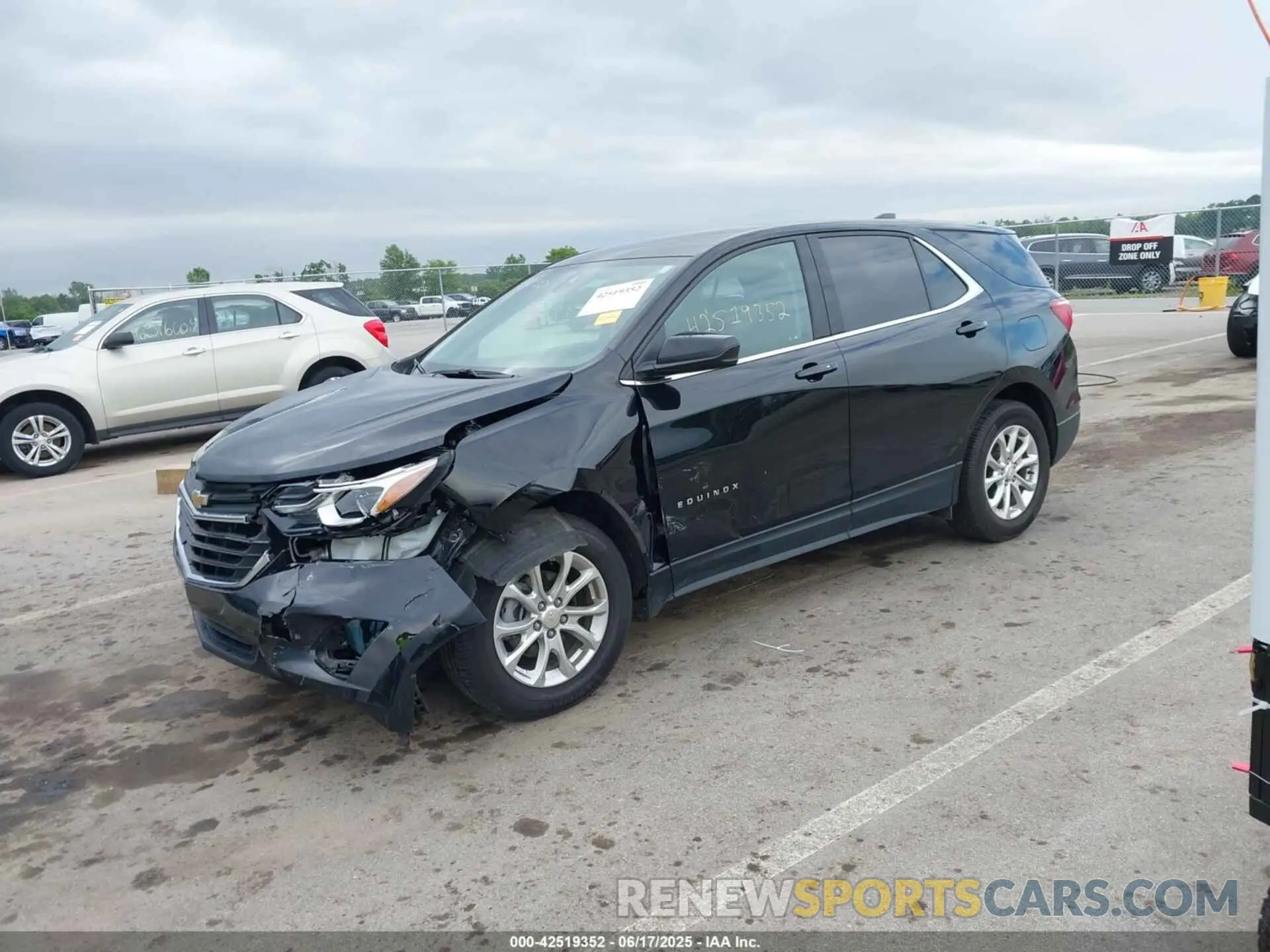 2 Photograph of a damaged car 2GNAXKEV3L6195126 CHEVROLET EQUINOX 2020