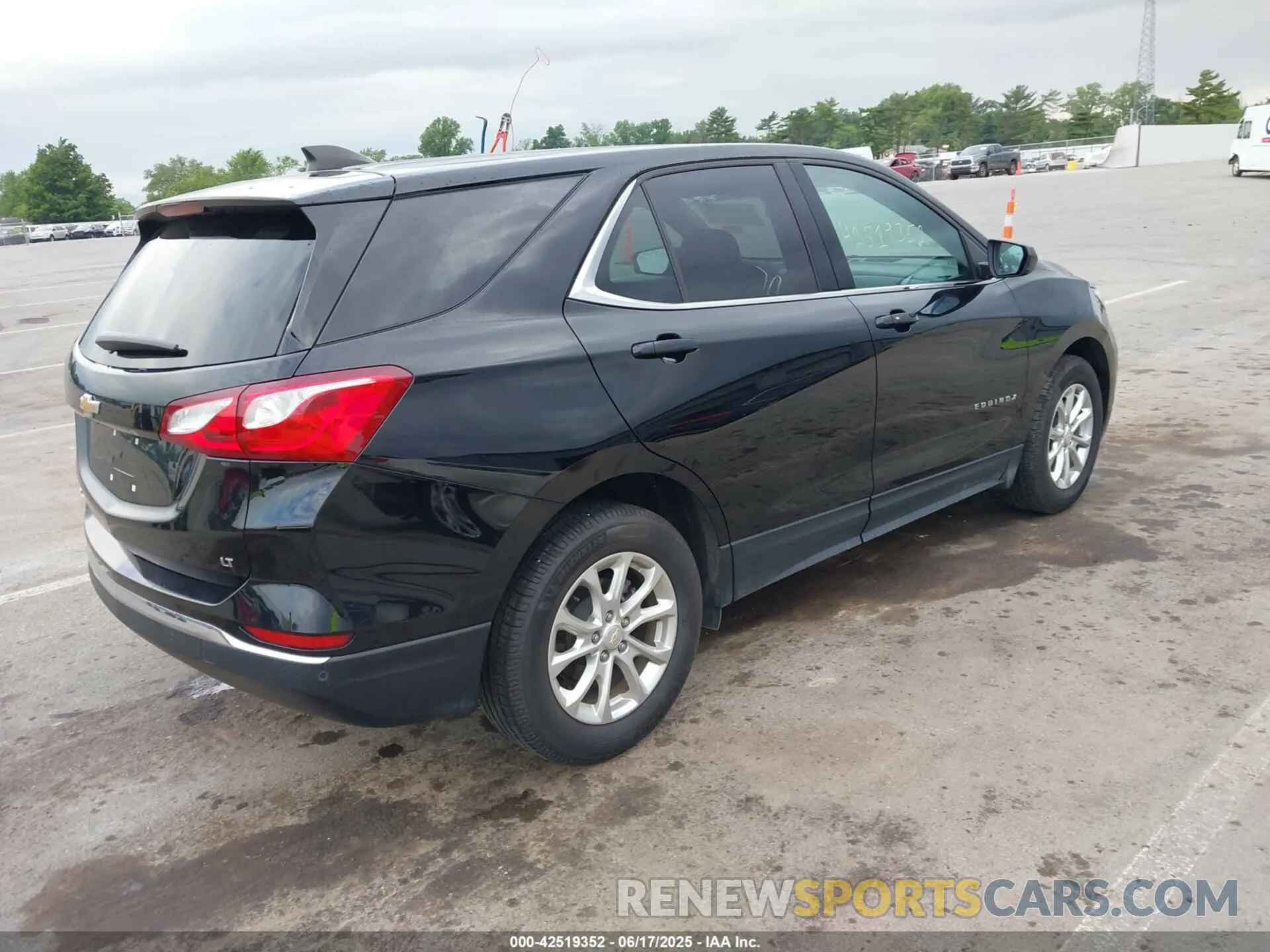 4 Photograph of a damaged car 2GNAXKEV3L6195126 CHEVROLET EQUINOX 2020