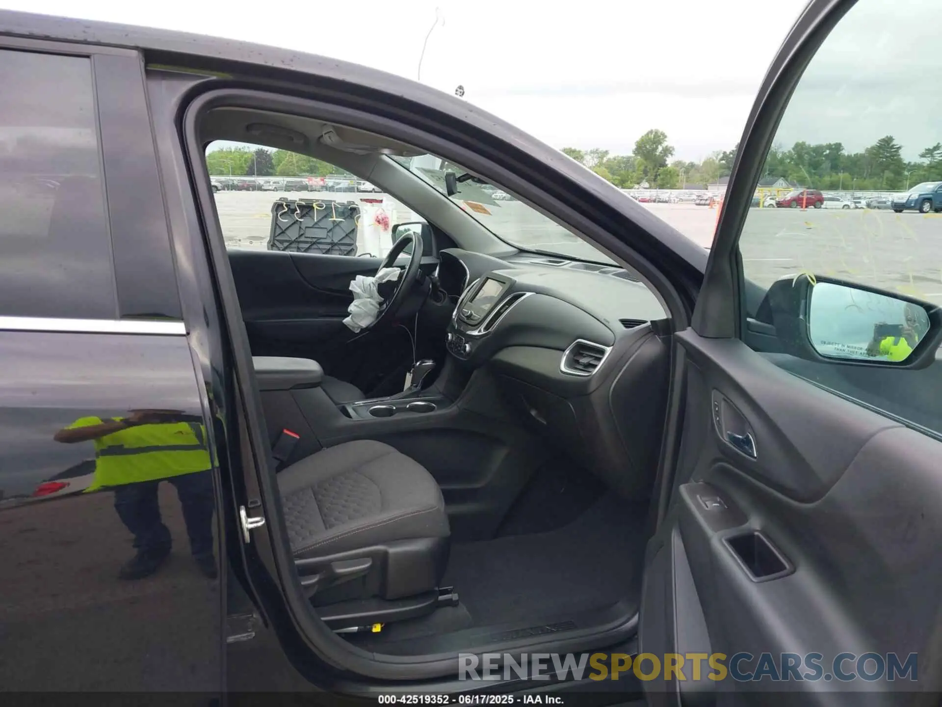 5 Photograph of a damaged car 2GNAXKEV3L6195126 CHEVROLET EQUINOX 2020