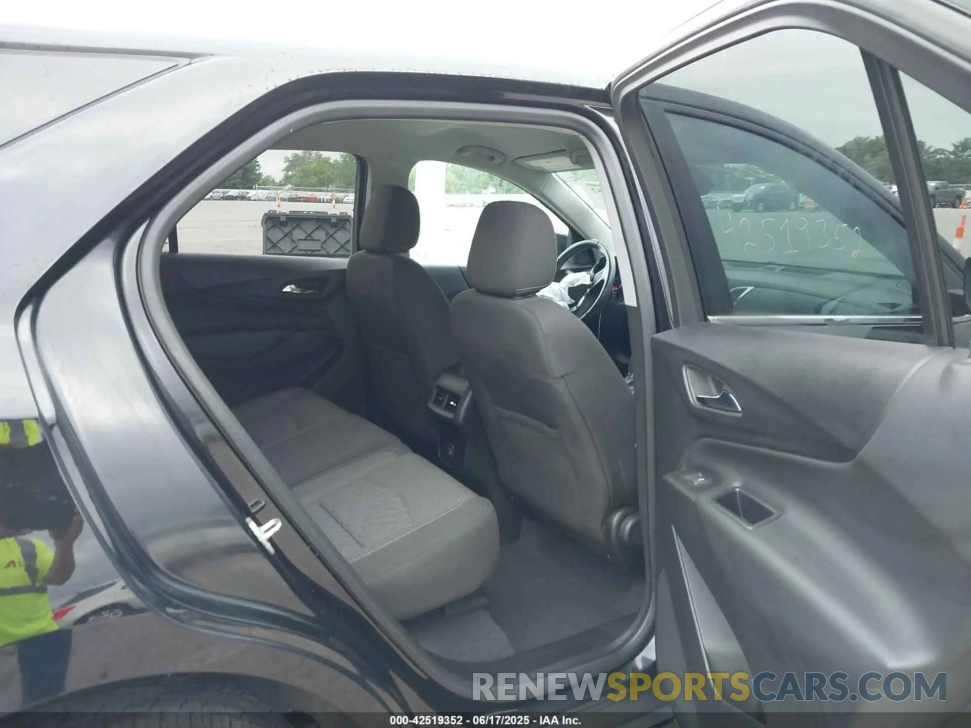 8 Photograph of a damaged car 2GNAXKEV3L6195126 CHEVROLET EQUINOX 2020