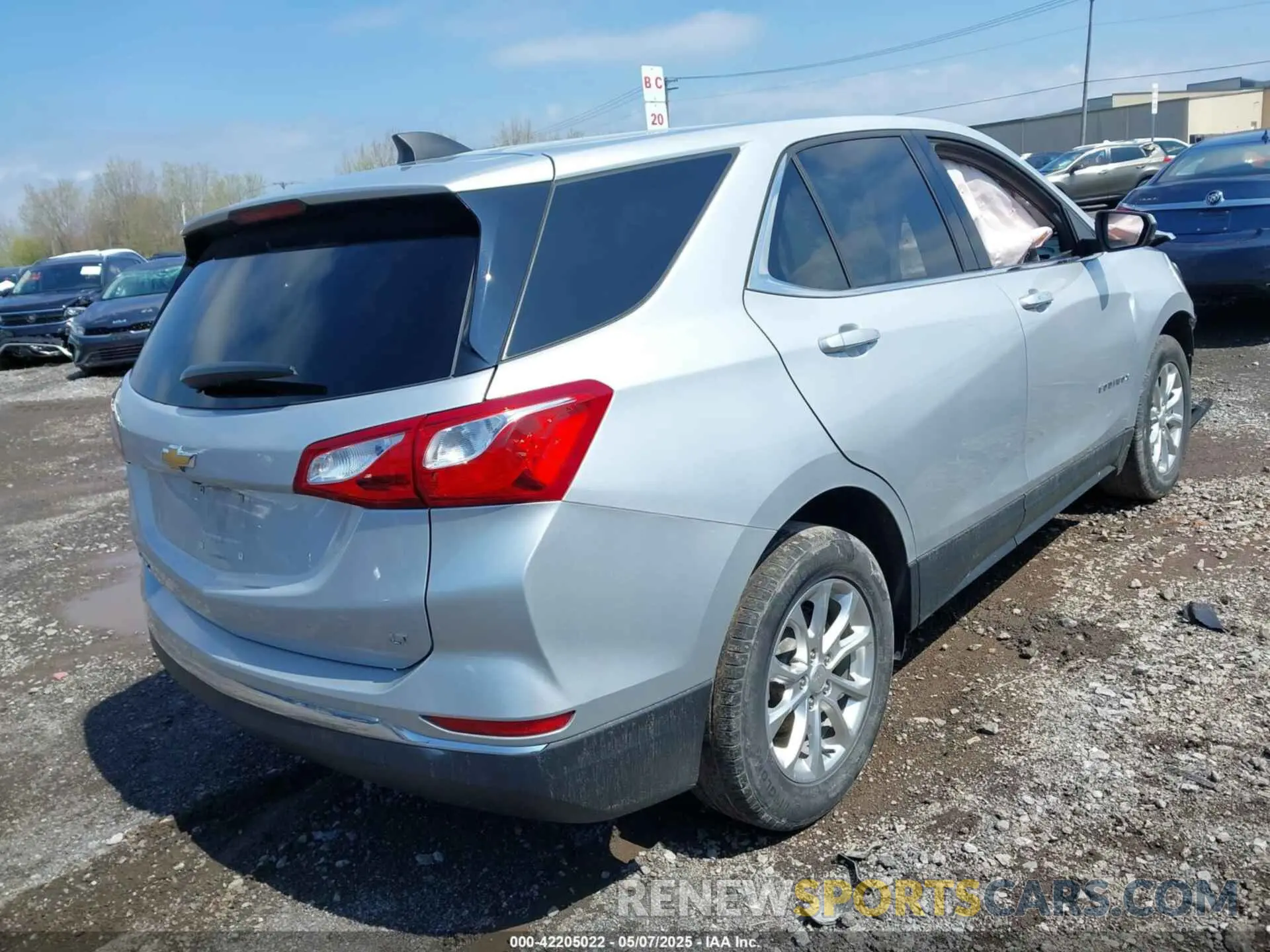 4 Photograph of a damaged car 2GNAXKEV3L6226178 CHEVROLET EQUINOX 2020