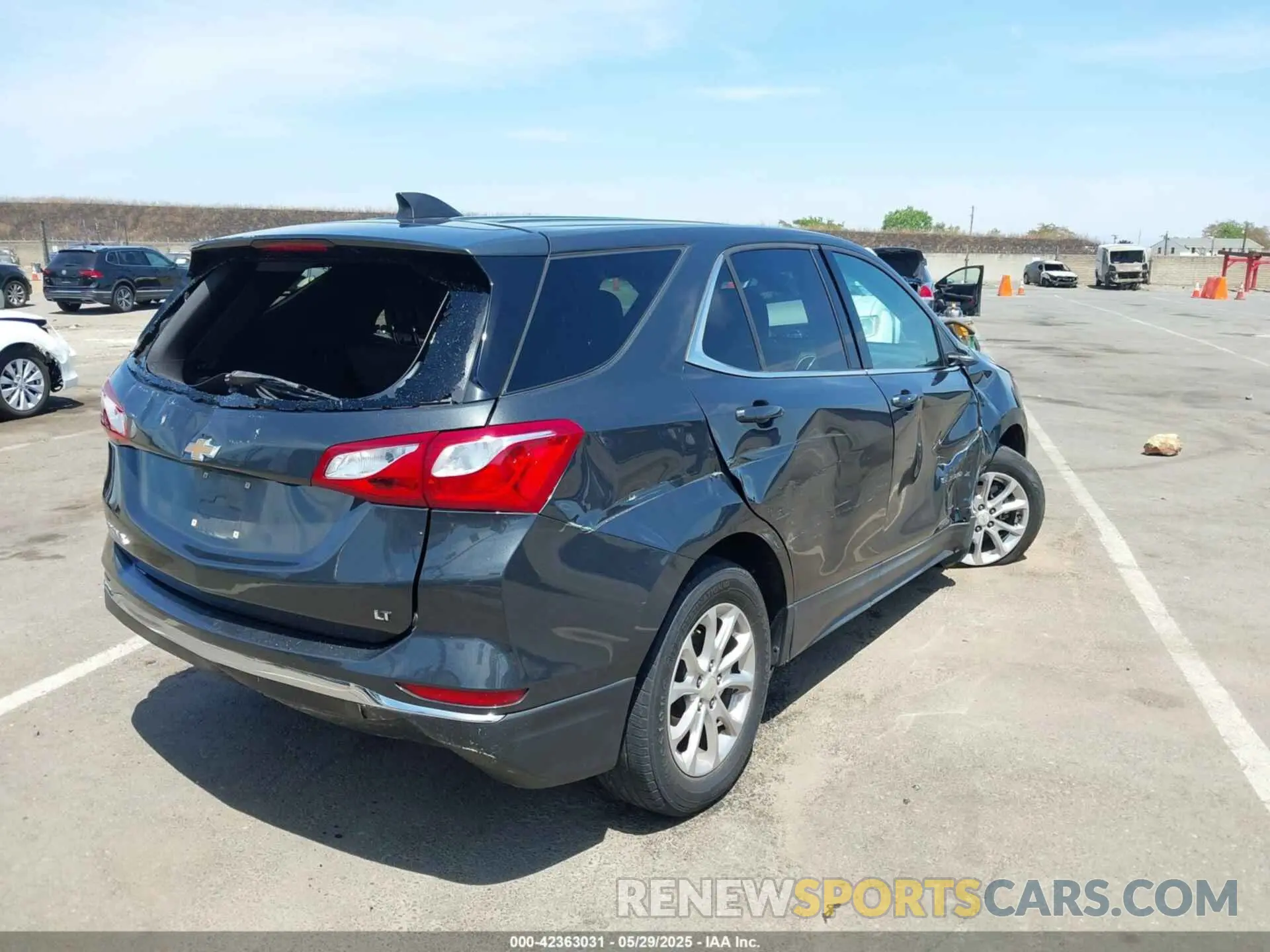 4 Photograph of a damaged car 2GNAXKEV3L6242932 CHEVROLET EQUINOX 2020