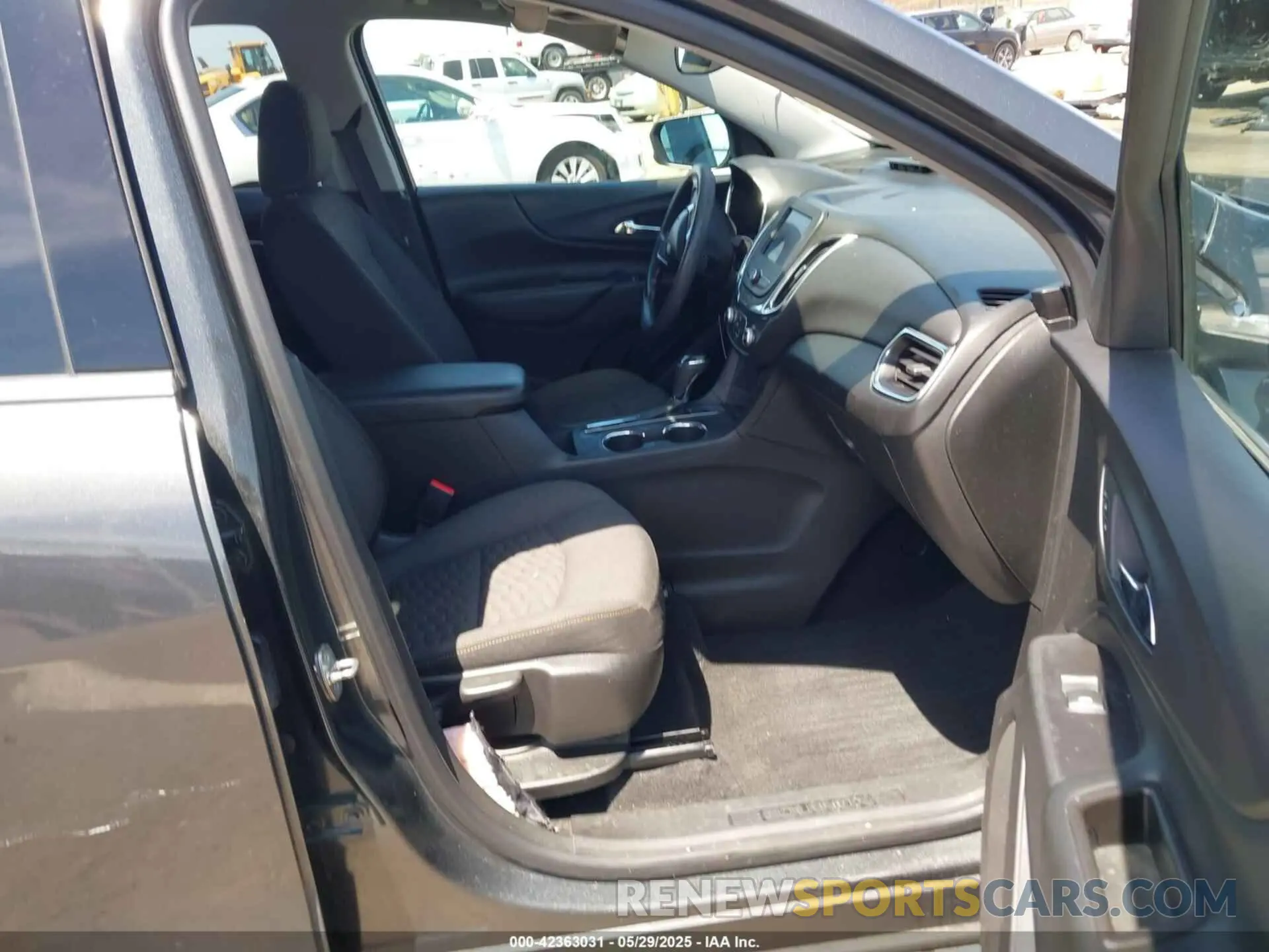 5 Photograph of a damaged car 2GNAXKEV3L6242932 CHEVROLET EQUINOX 2020