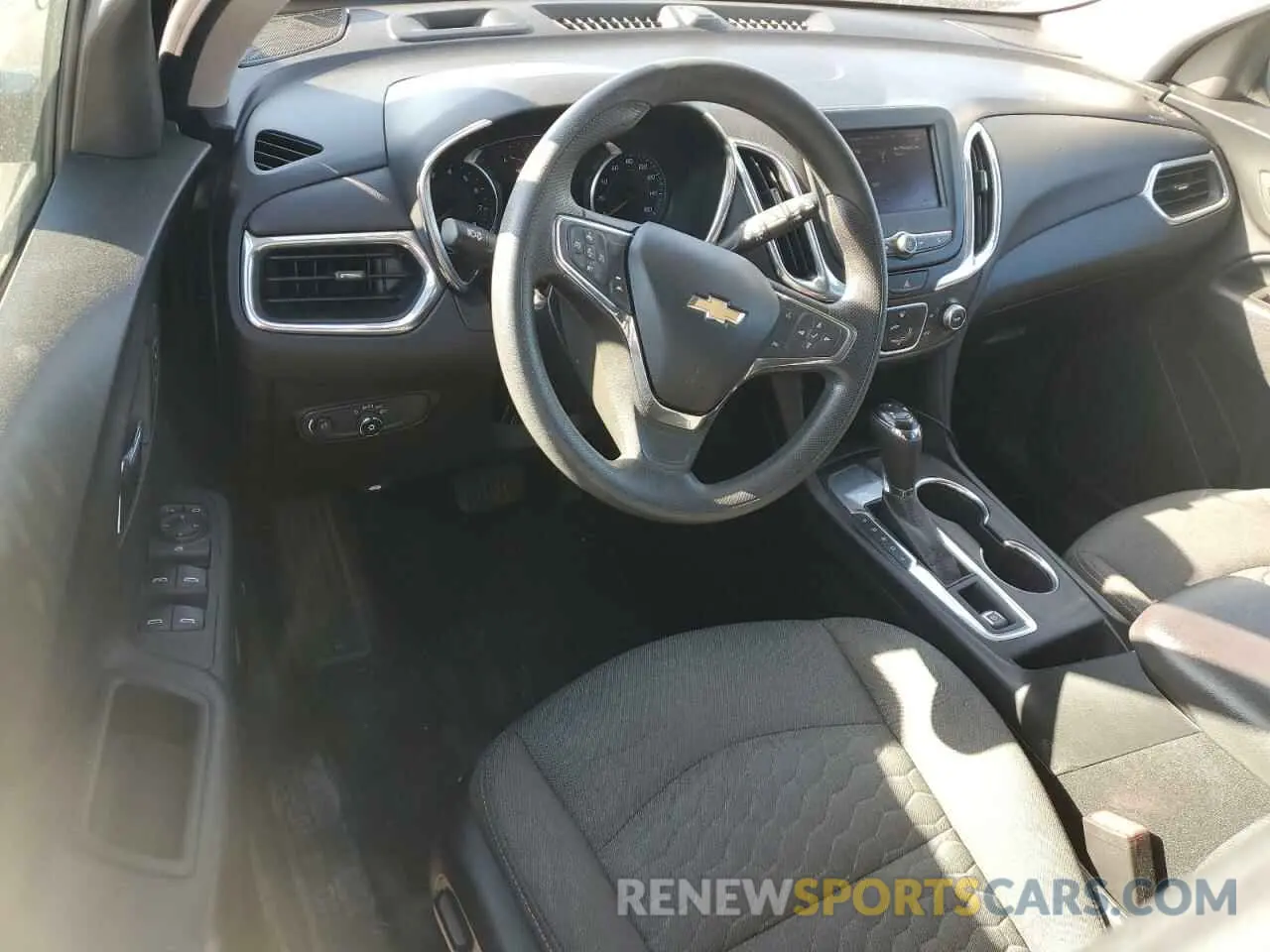 8 Photograph of a damaged car 2GNAXKEV4L6203895 CHEVROLET EQUINOX 2020