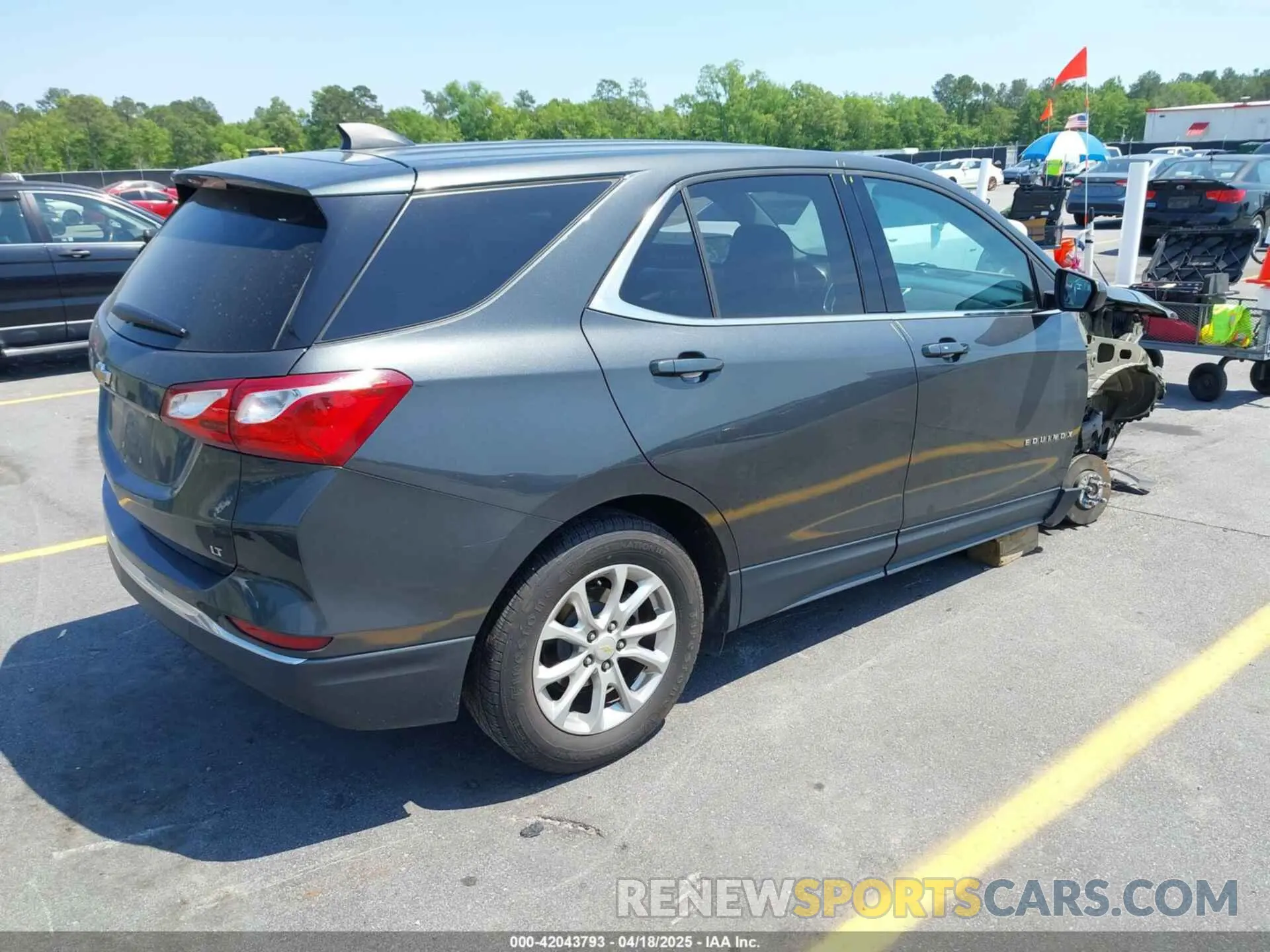 4 Photograph of a damaged car 2GNAXKEV4L6222950 CHEVROLET EQUINOX 2020