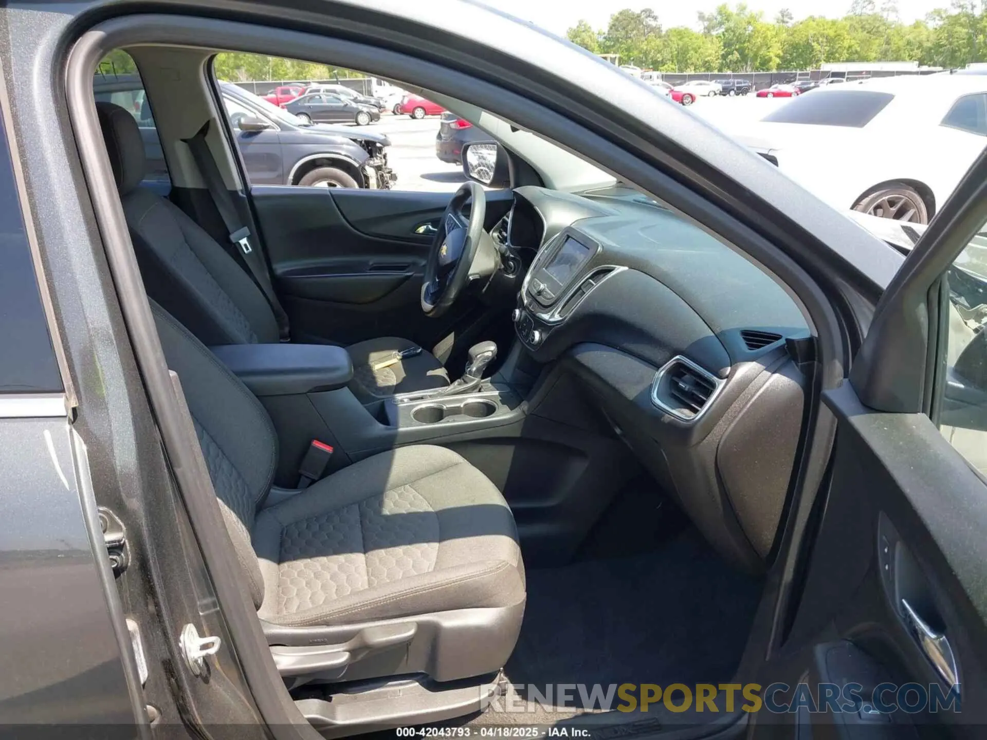 5 Photograph of a damaged car 2GNAXKEV4L6222950 CHEVROLET EQUINOX 2020