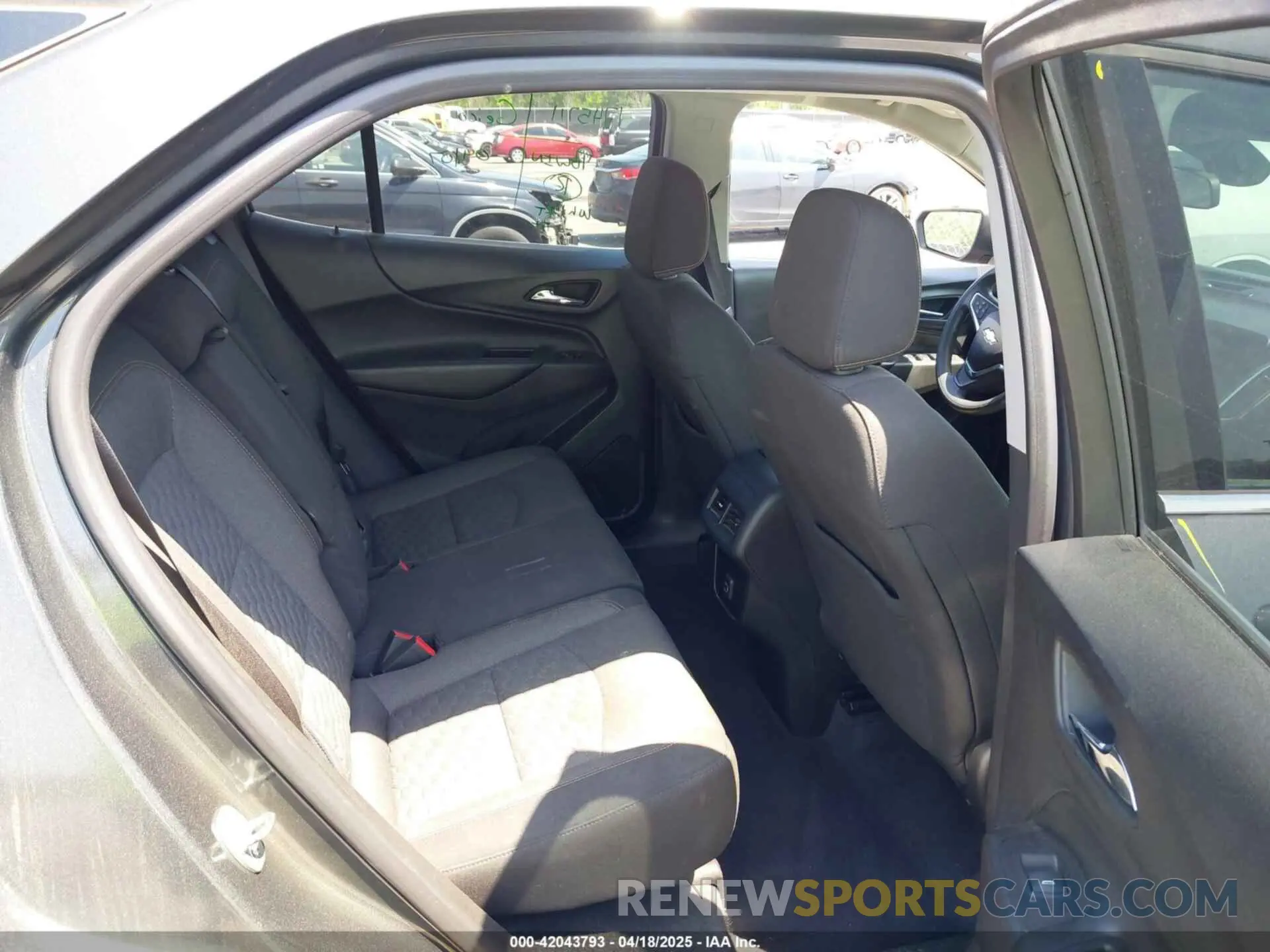 8 Photograph of a damaged car 2GNAXKEV4L6222950 CHEVROLET EQUINOX 2020