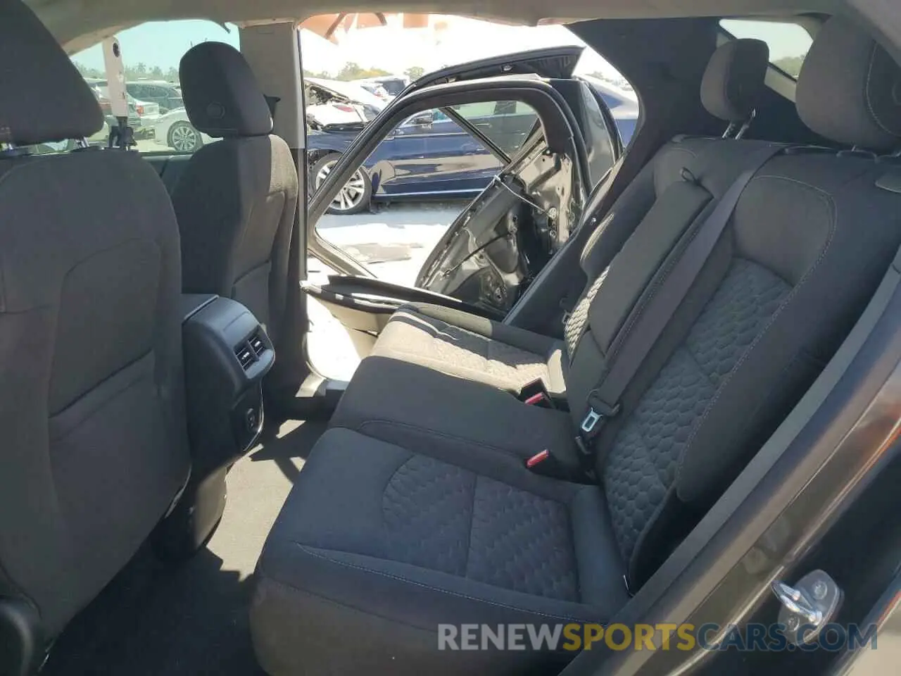11 Photograph of a damaged car 2GNAXKEV4L6235858 CHEVROLET EQUINOX 2020
