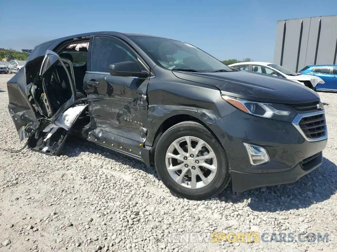 4 Photograph of a damaged car 2GNAXKEV4L6235858 CHEVROLET EQUINOX 2020