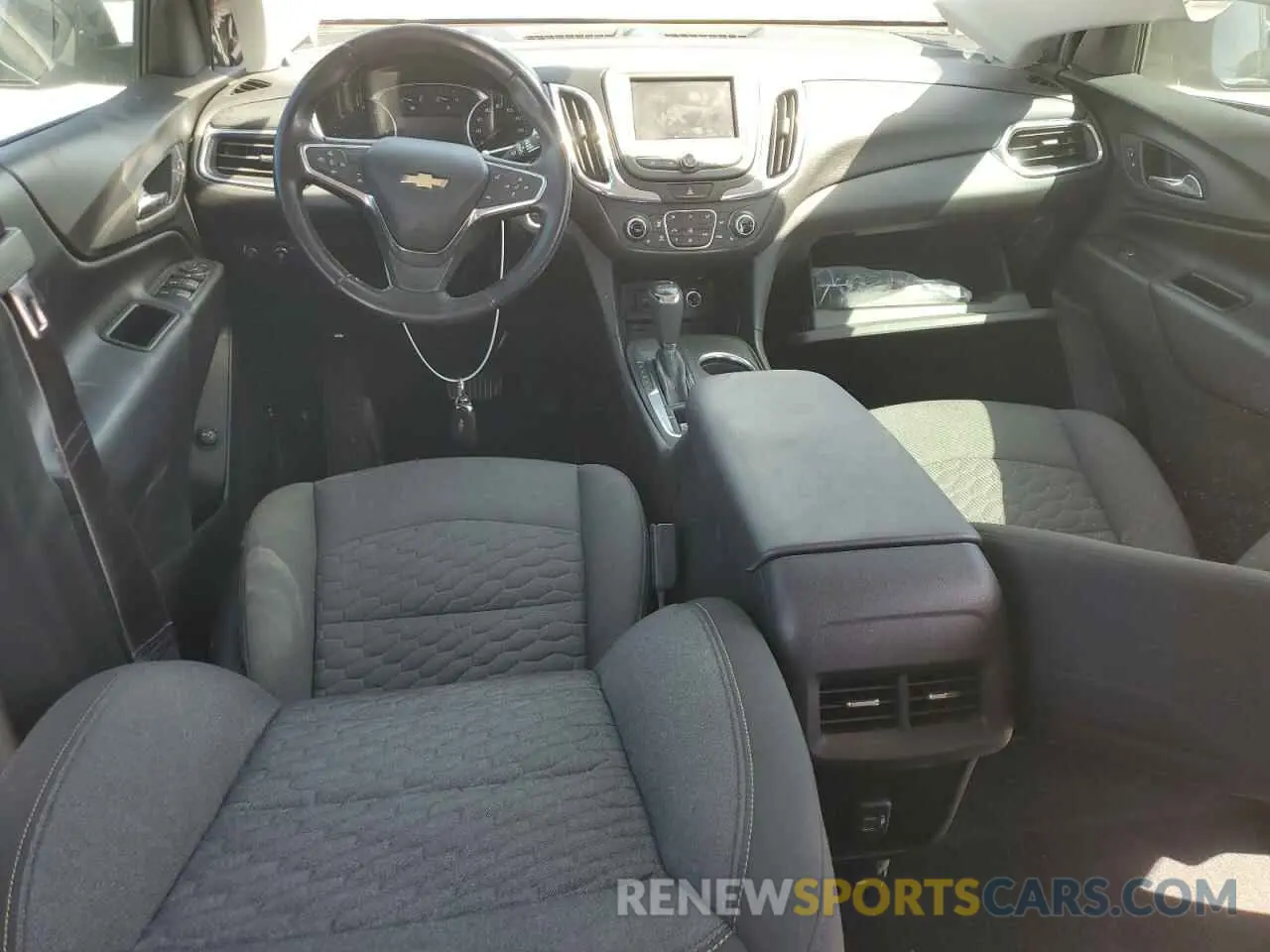 8 Photograph of a damaged car 2GNAXKEV4L6235858 CHEVROLET EQUINOX 2020