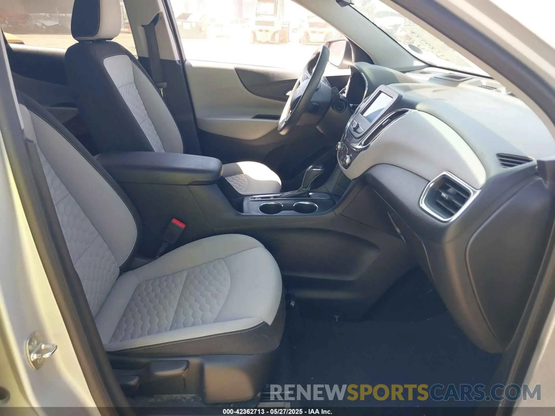 5 Photograph of a damaged car 2GNAXKEV5L6146767 CHEVROLET EQUINOX 2020