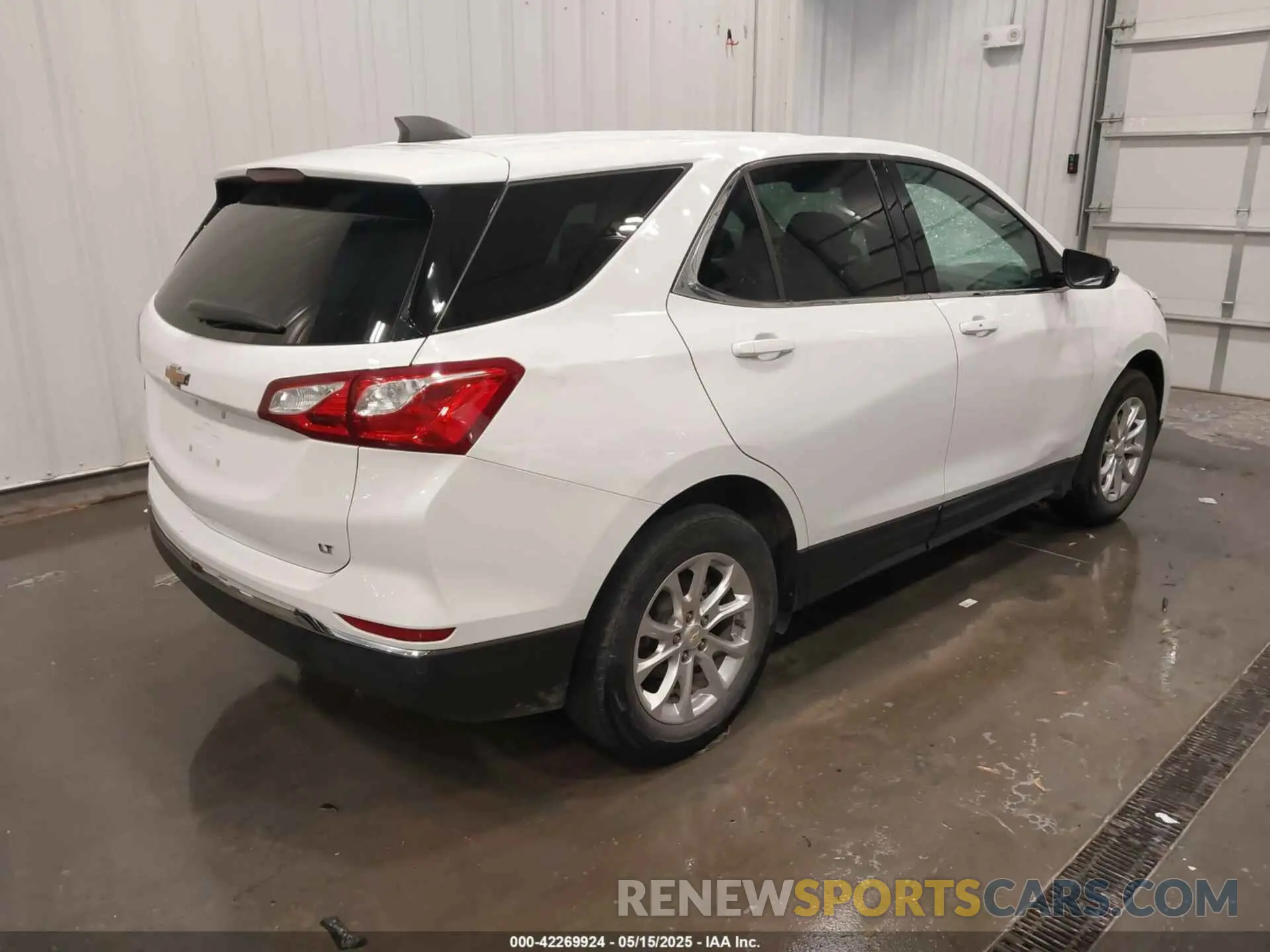 4 Photograph of a damaged car 2GNAXKEV5L6244164 CHEVROLET EQUINOX 2020