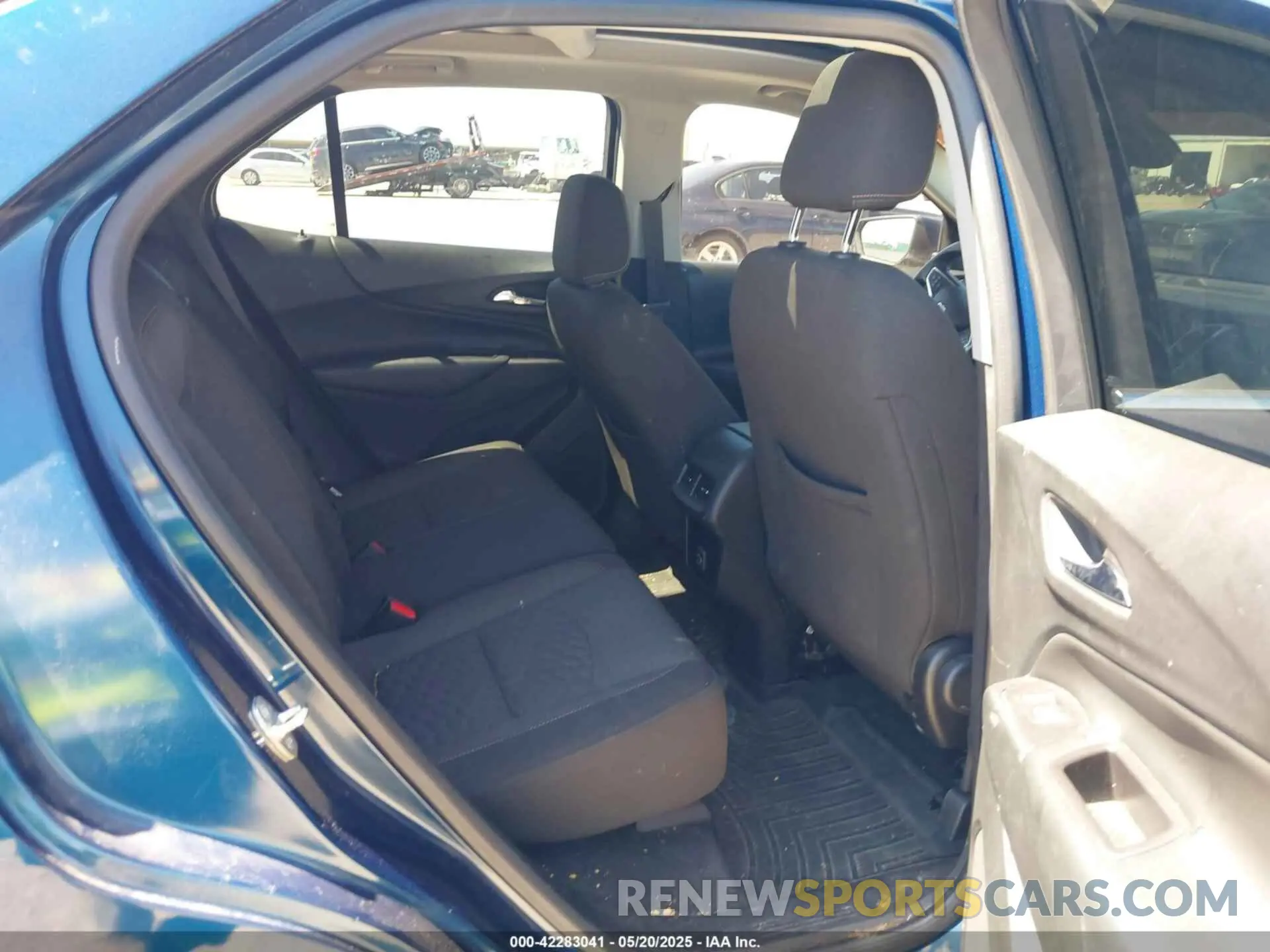 8 Photograph of a damaged car 2GNAXKEV6L6141884 CHEVROLET EQUINOX 2020