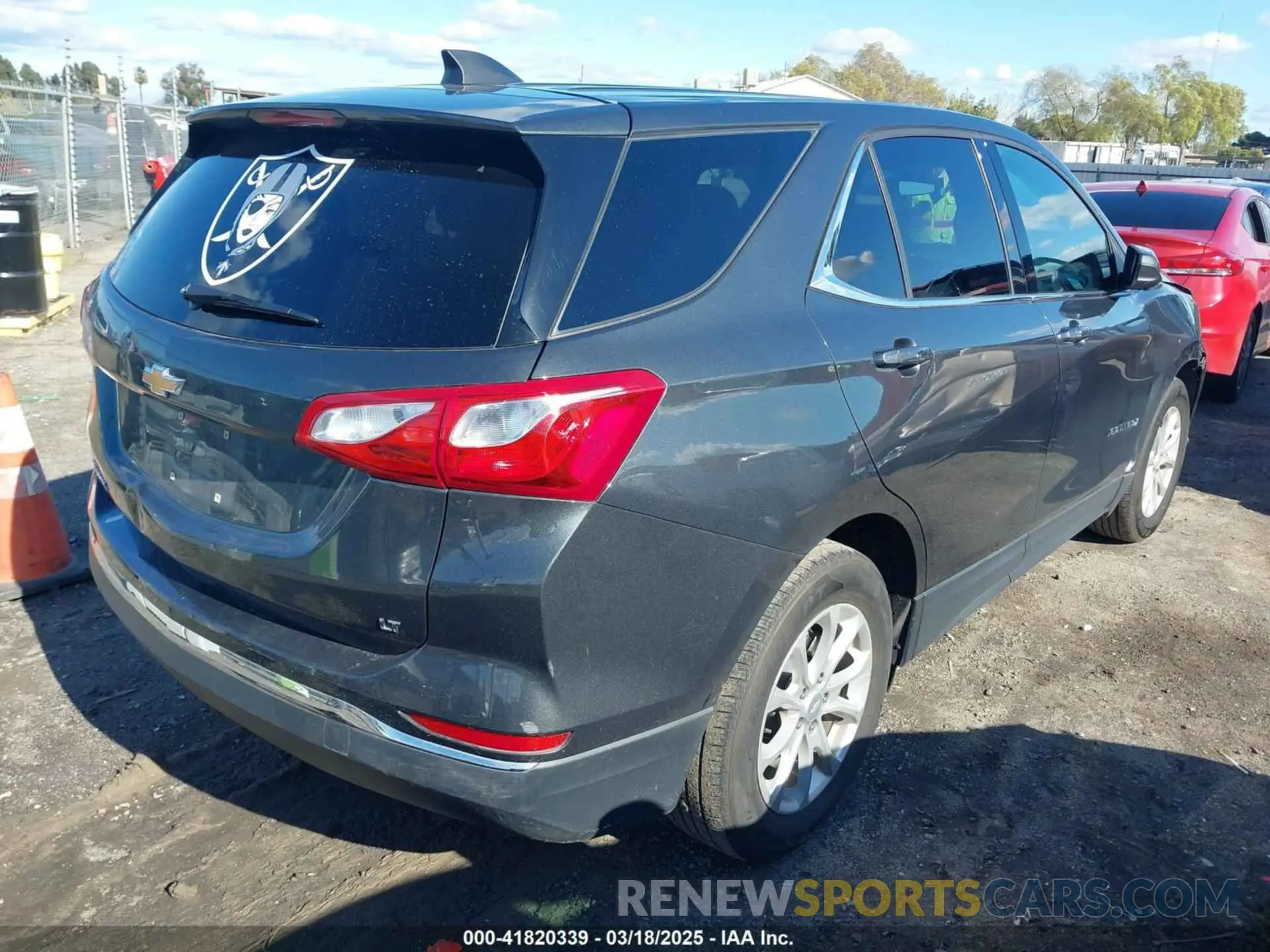 4 Photograph of a damaged car 2GNAXKEV6L6153159 CHEVROLET EQUINOX 2020