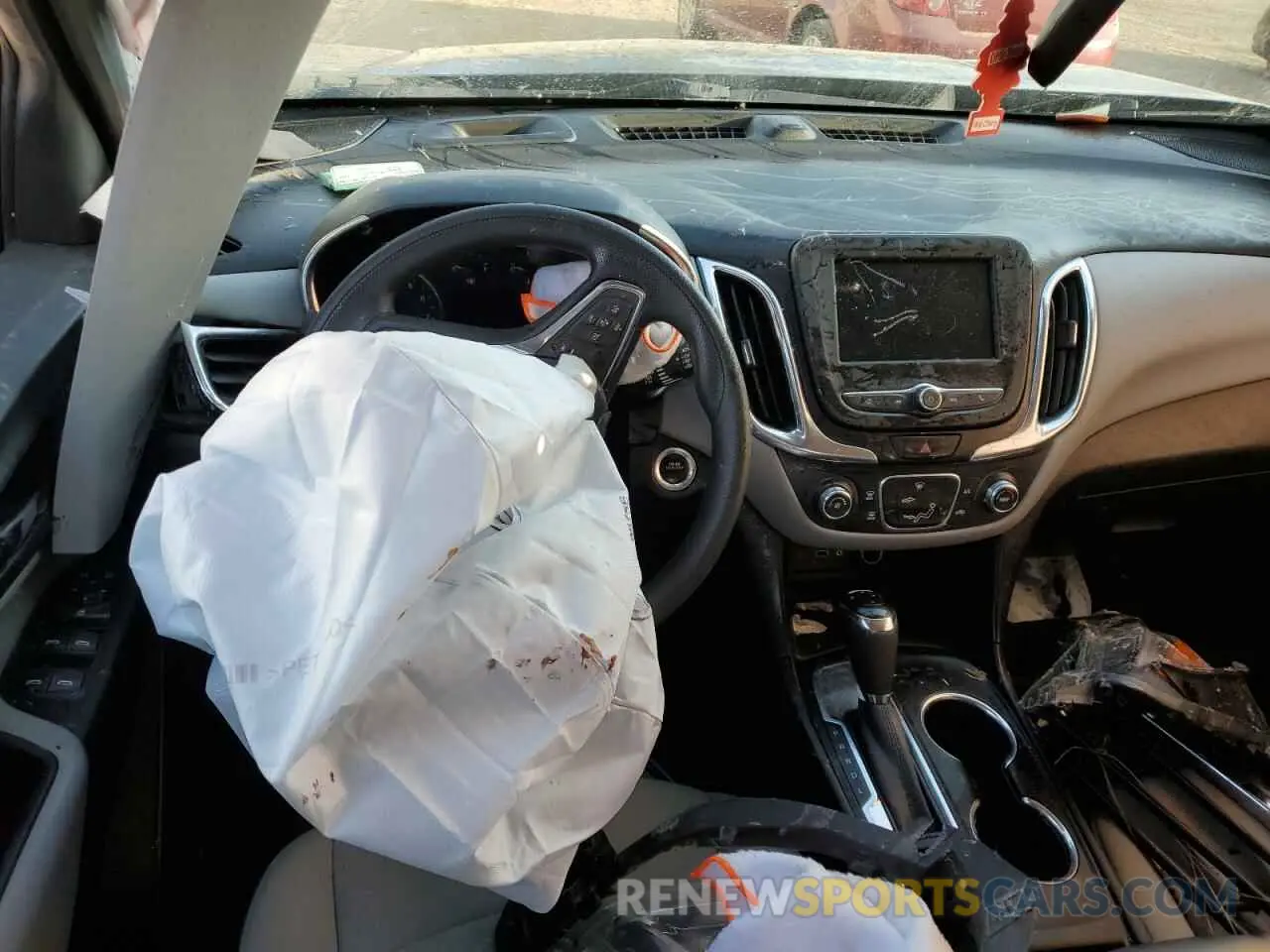 8 Photograph of a damaged car 2GNAXKEV6L6156871 CHEVROLET EQUINOX 2020