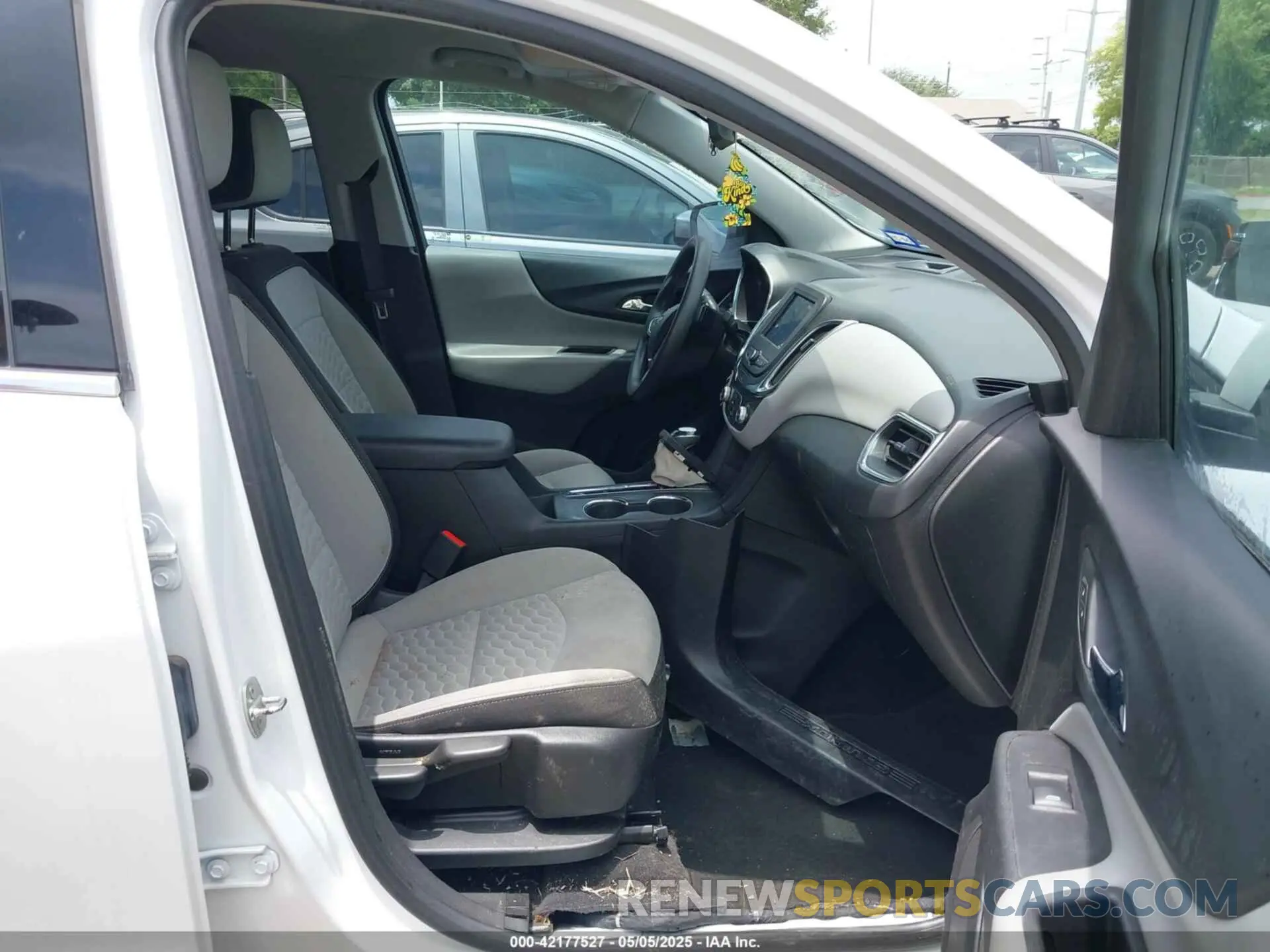 5 Photograph of a damaged car 2GNAXKEV6L6181883 CHEVROLET EQUINOX 2020