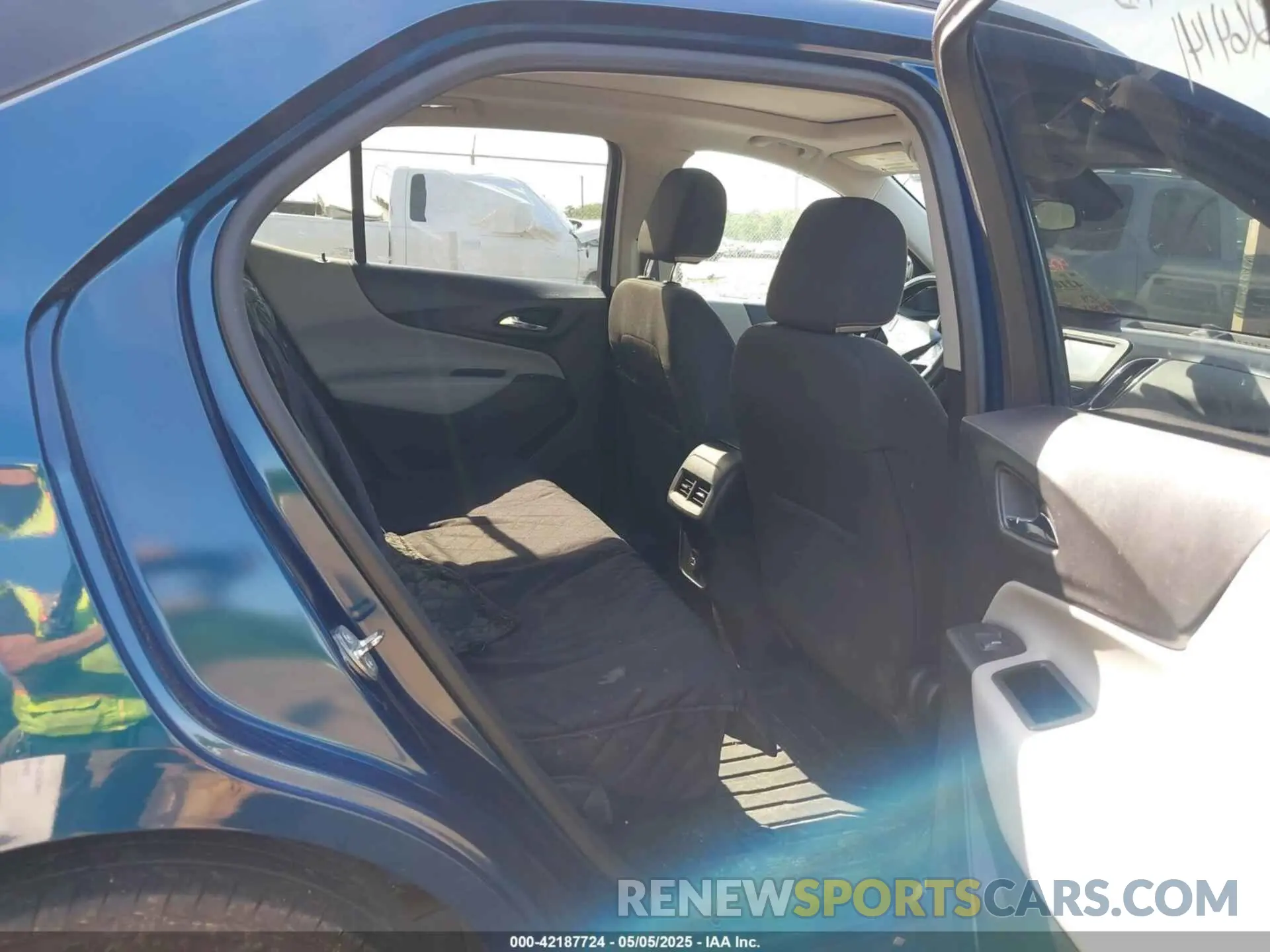 8 Photograph of a damaged car 2GNAXKEV6L6208290 CHEVROLET EQUINOX 2020
