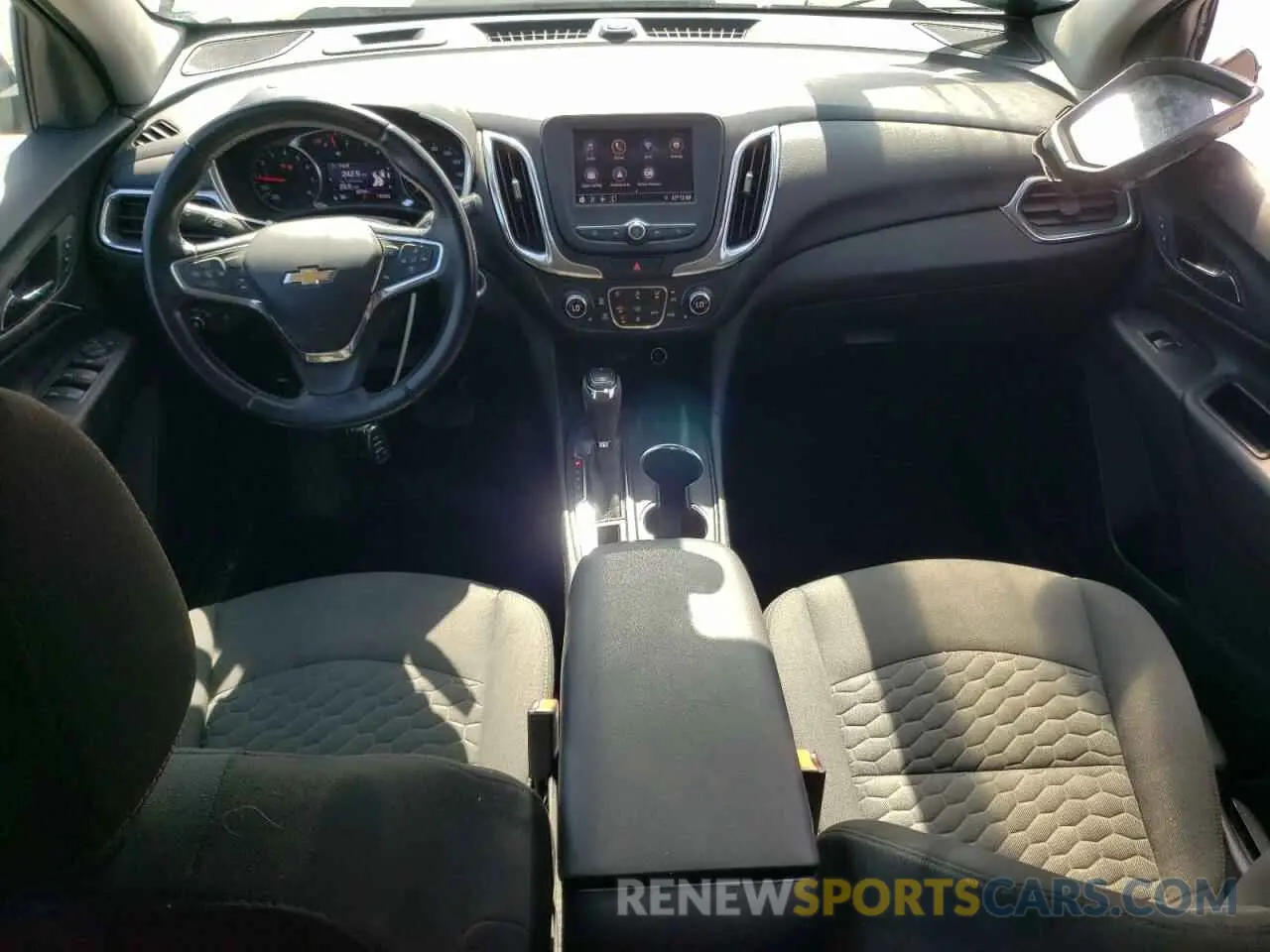 8 Photograph of a damaged car 2GNAXKEV7L6165272 CHEVROLET EQUINOX 2020