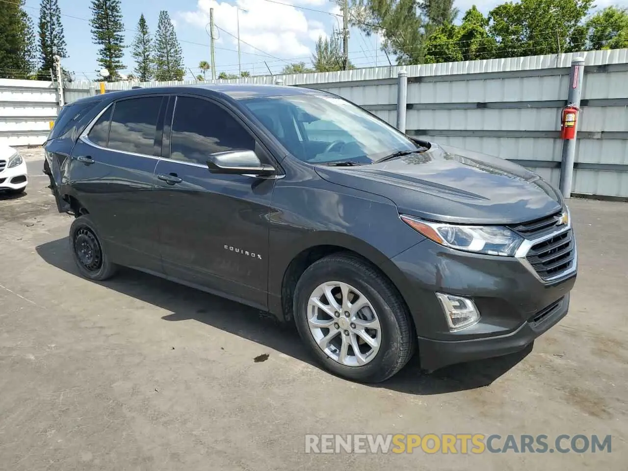 4 Photograph of a damaged car 2GNAXKEV7L6266263 CHEVROLET EQUINOX 2020