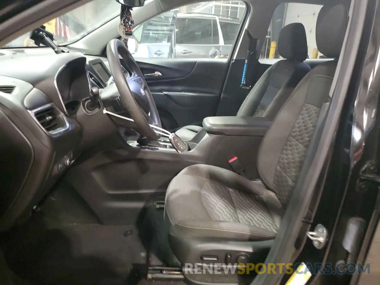 7 Photograph of a damaged car 2GNAXKEV8L6114041 CHEVROLET EQUINOX 2020