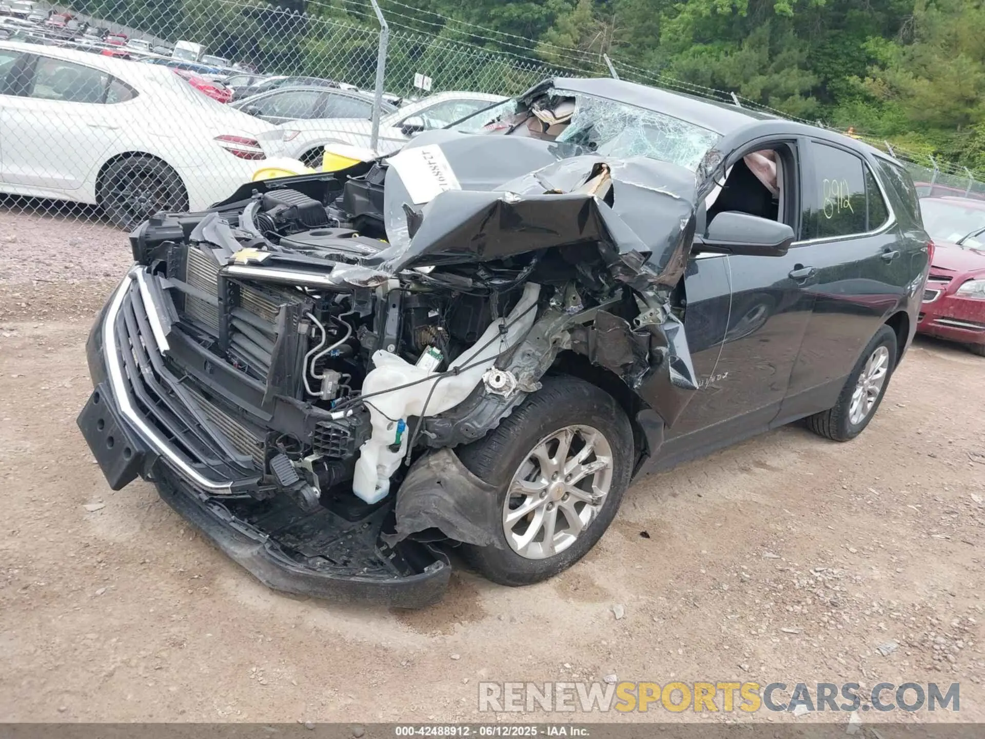 2 Photograph of a damaged car 2GNAXKEV8L6169072 CHEVROLET EQUINOX 2020
