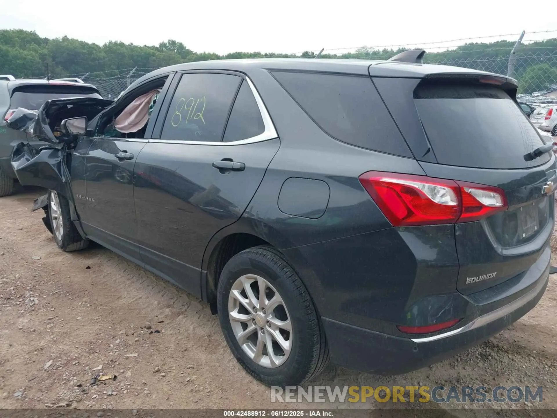 3 Photograph of a damaged car 2GNAXKEV8L6169072 CHEVROLET EQUINOX 2020