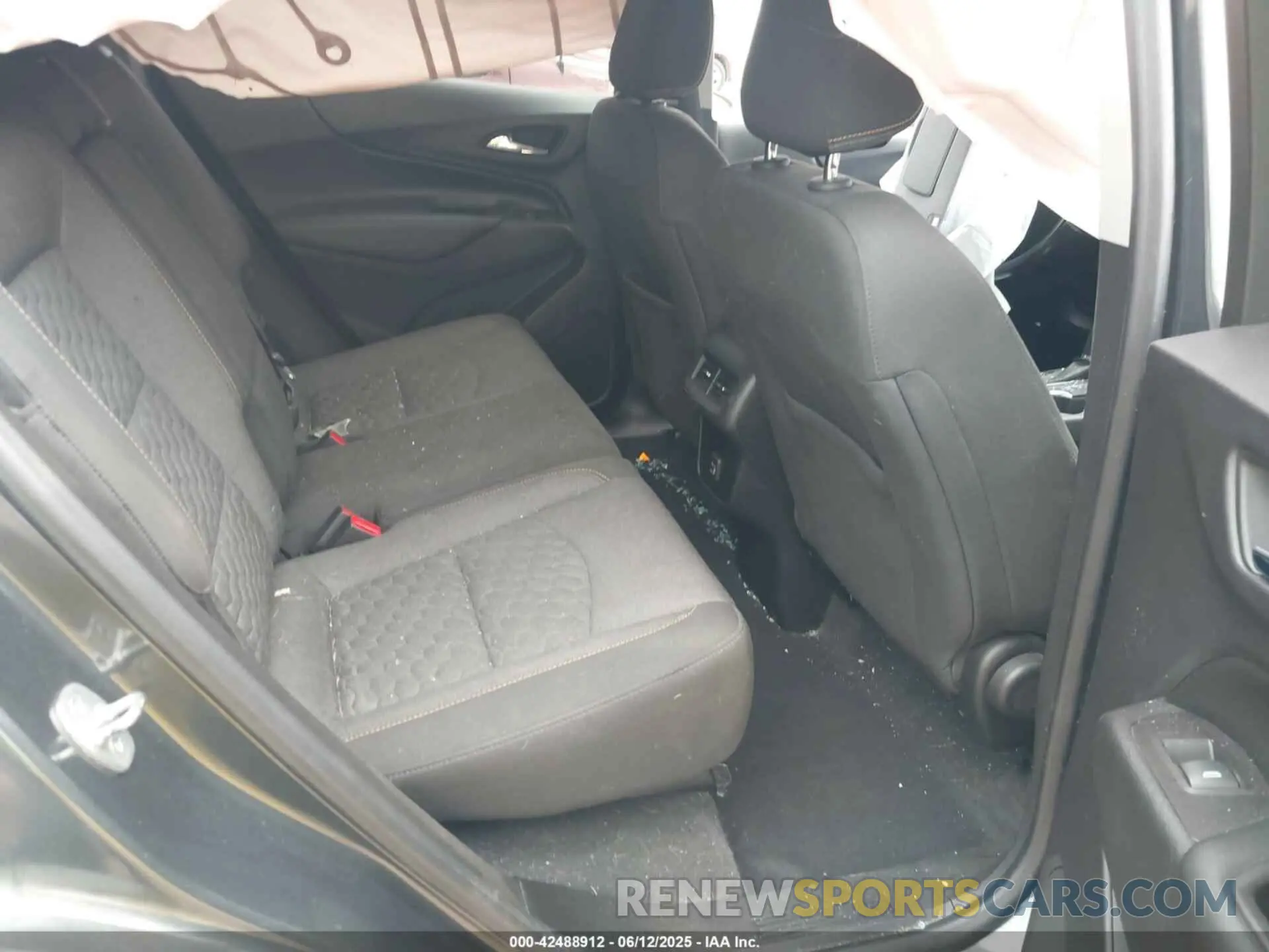 8 Photograph of a damaged car 2GNAXKEV8L6169072 CHEVROLET EQUINOX 2020