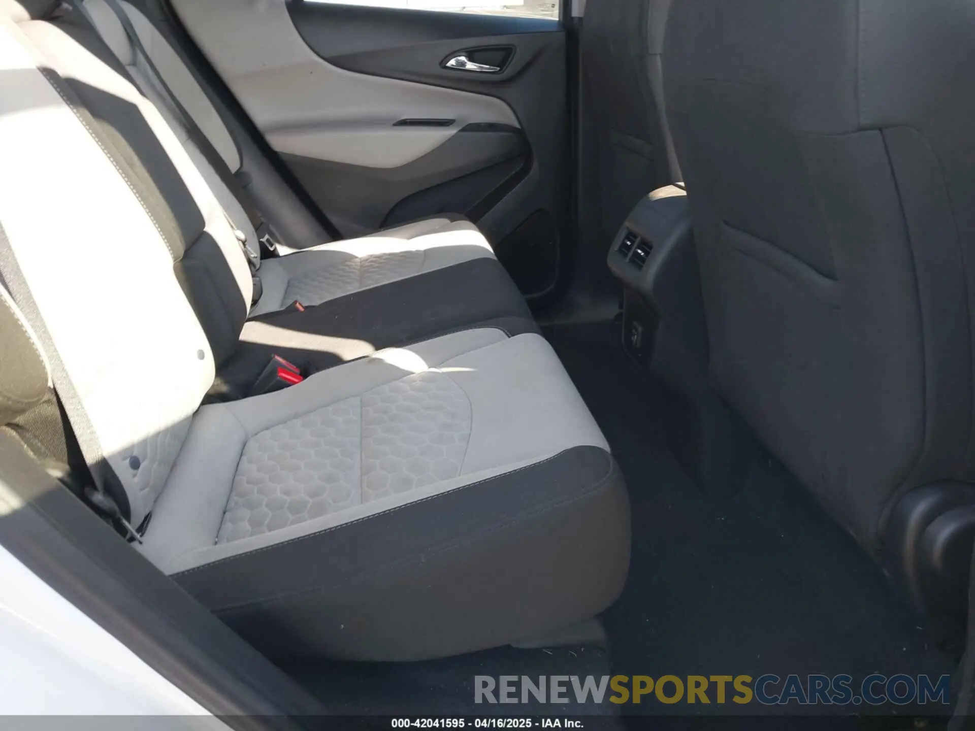 8 Photograph of a damaged car 2GNAXKEV8L6171095 CHEVROLET EQUINOX 2020