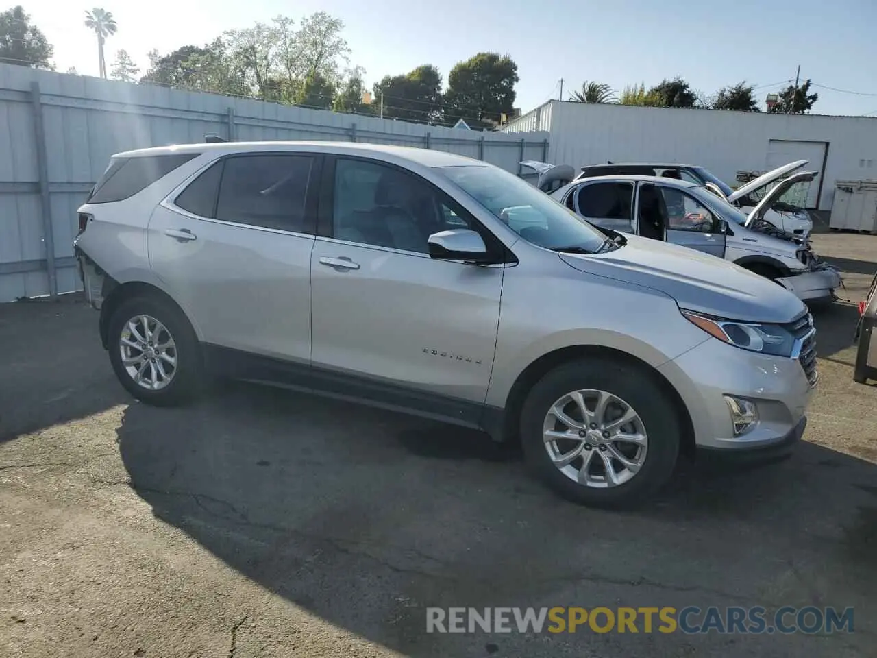 4 Photograph of a damaged car 2GNAXKEV8L6219341 CHEVROLET EQUINOX 2020