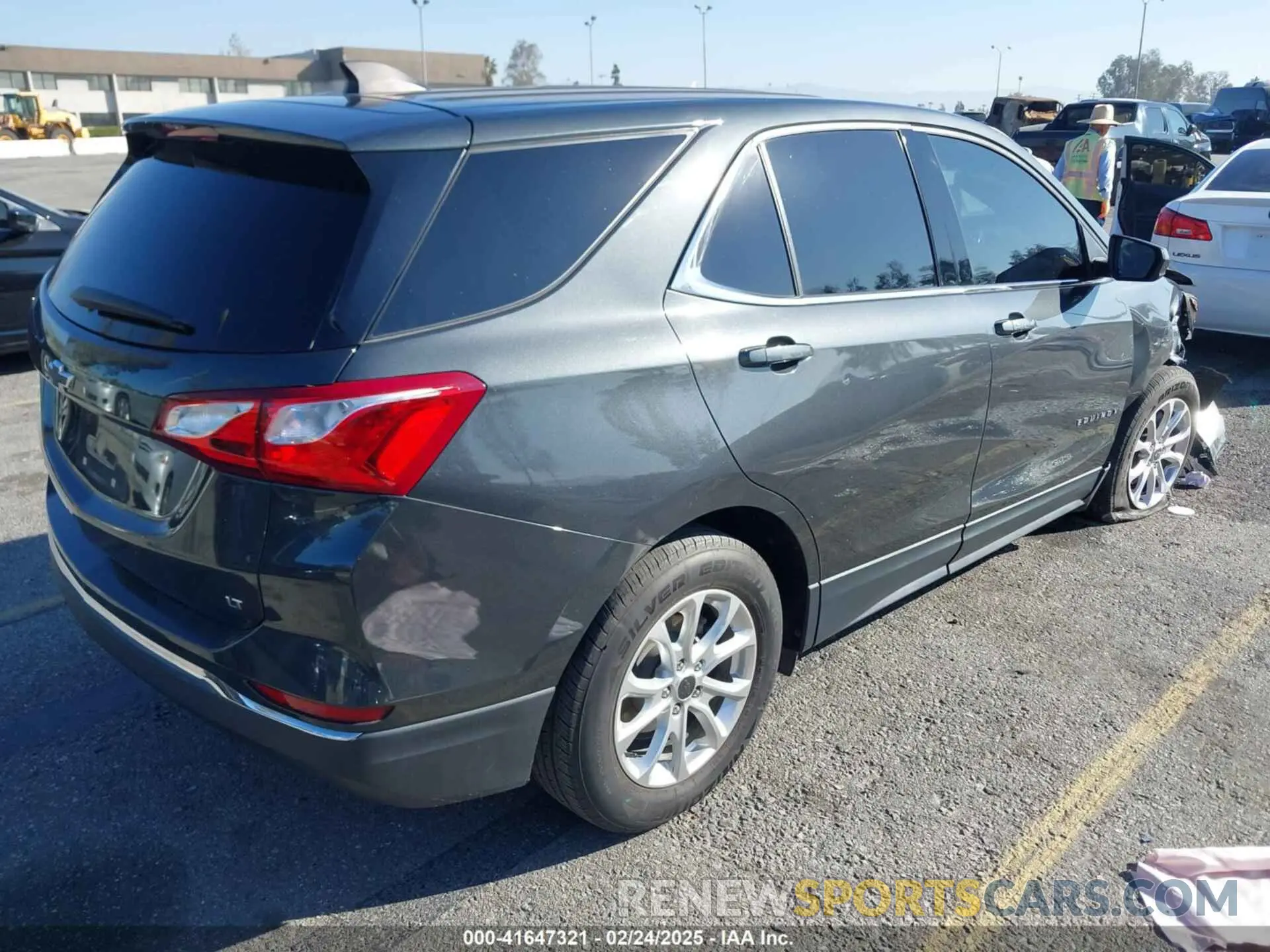 4 Photograph of a damaged car 2GNAXKEV8L6266076 CHEVROLET EQUINOX 2020