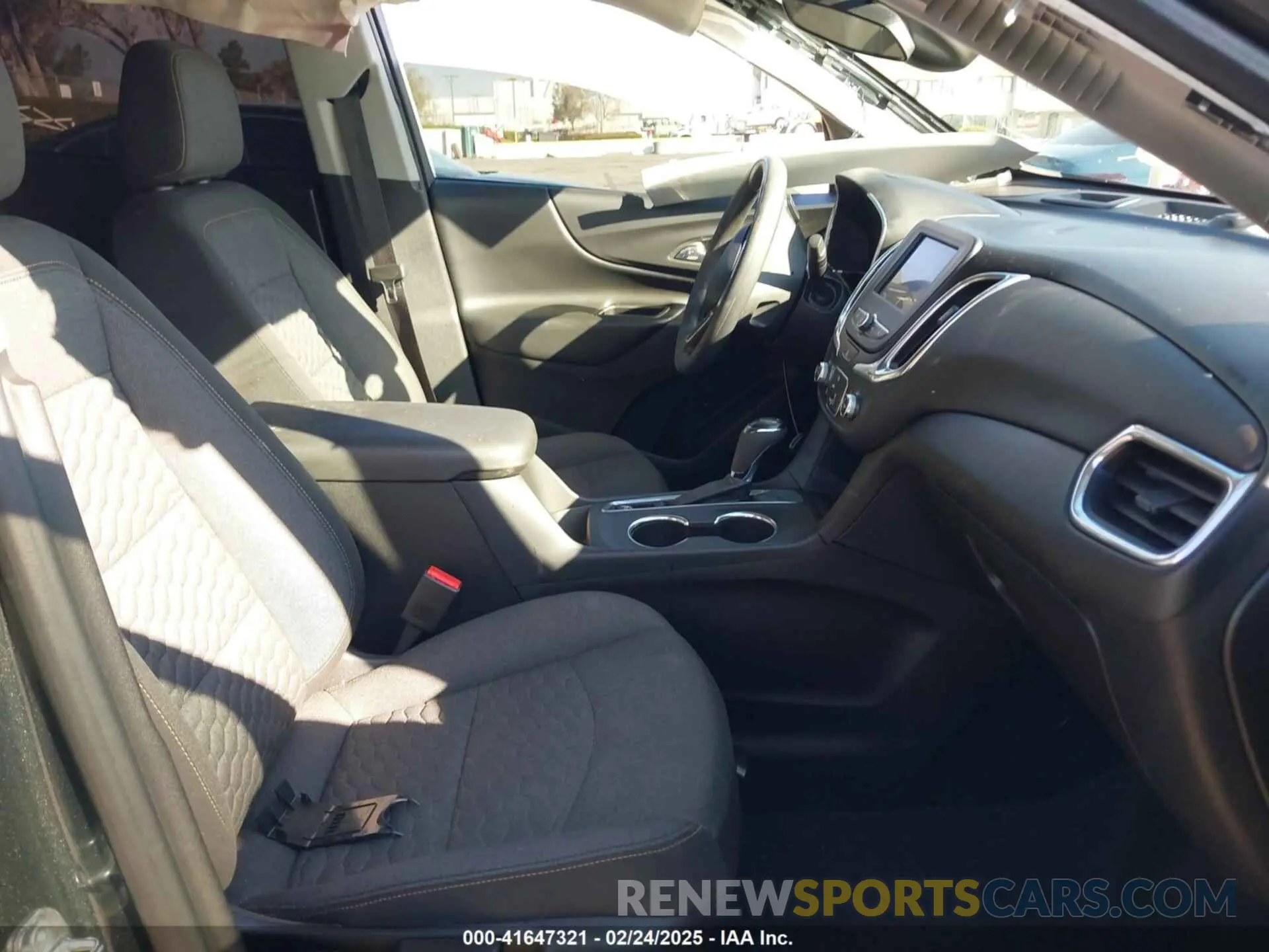 5 Photograph of a damaged car 2GNAXKEV8L6266076 CHEVROLET EQUINOX 2020