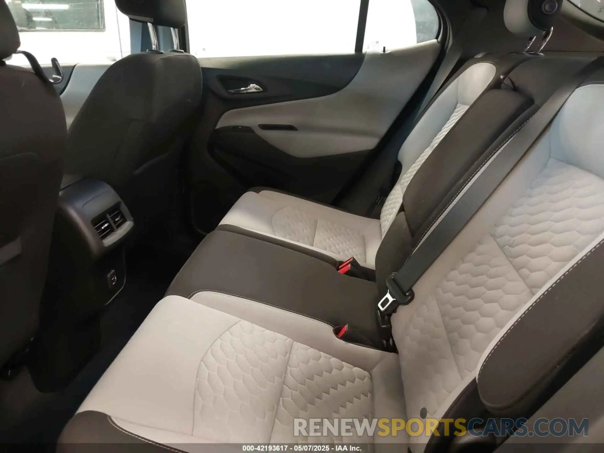 8 Photograph of a damaged car 2GNAXKEV9L6148957 CHEVROLET EQUINOX 2020
