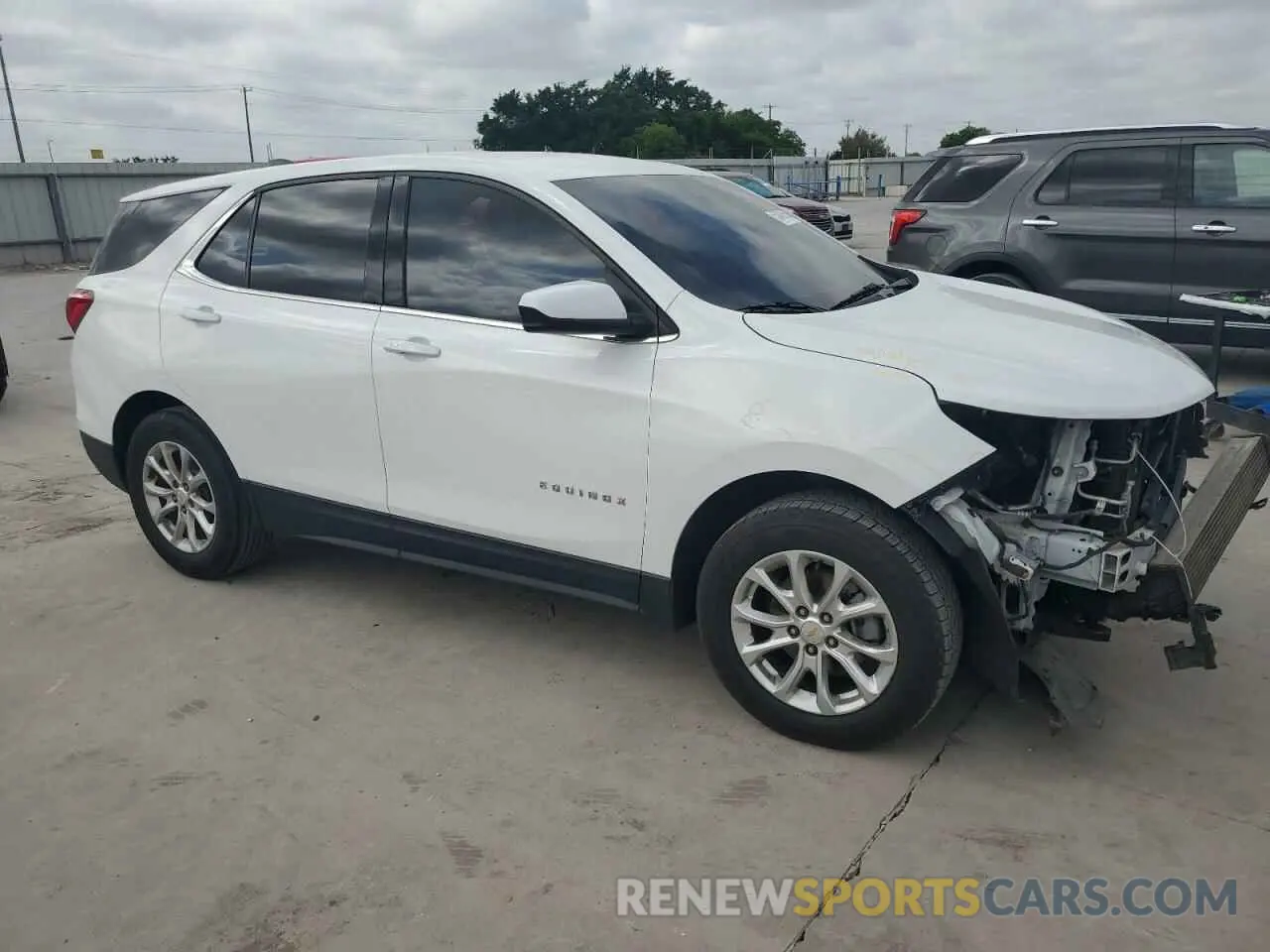 4 Photograph of a damaged car 2GNAXKEVXL6137336 CHEVROLET EQUINOX 2020