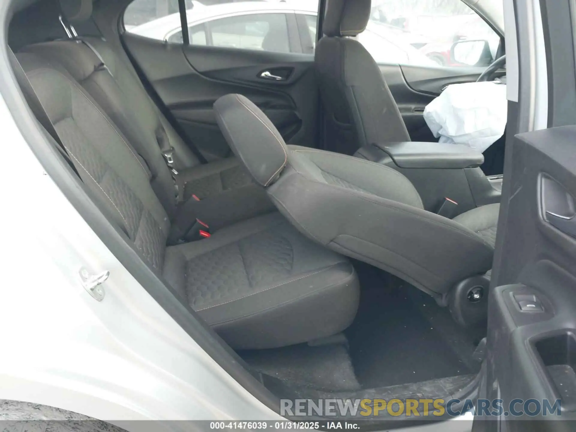 8 Photograph of a damaged car 2GNAXKEVXL6212195 CHEVROLET EQUINOX 2020