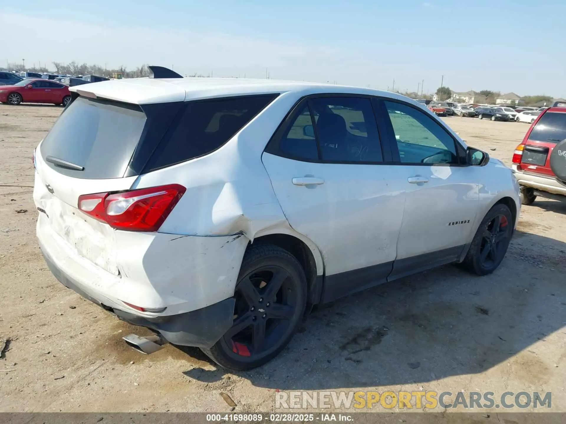 4 Photograph of a damaged car 2GNAXLEX1L6103082 CHEVROLET EQUINOX 2020