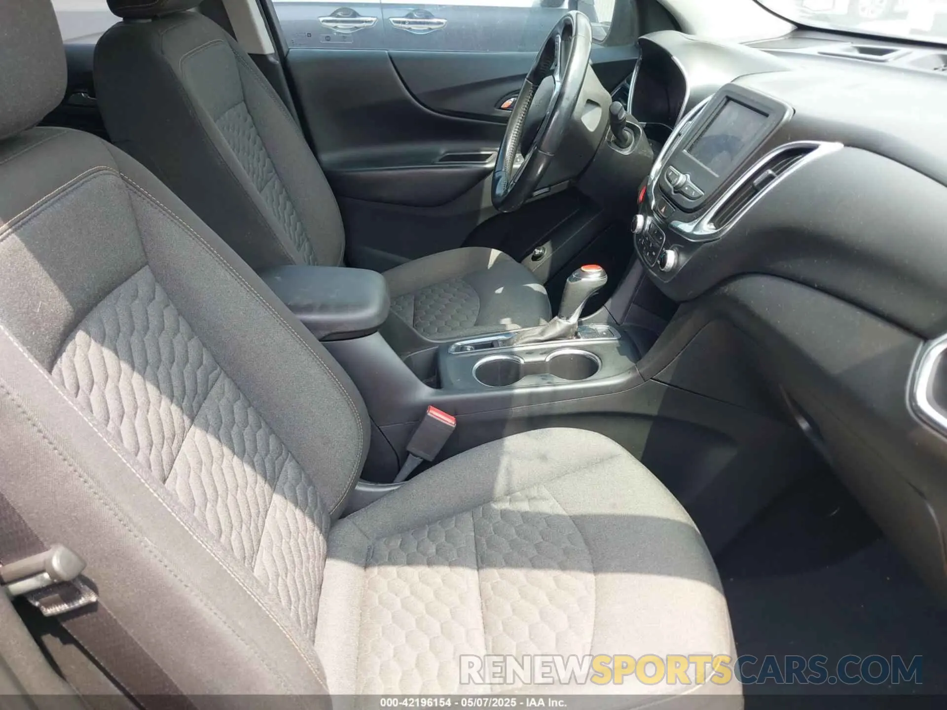 5 Photograph of a damaged car 2GNAXLEX4L6215956 CHEVROLET EQUINOX 2020