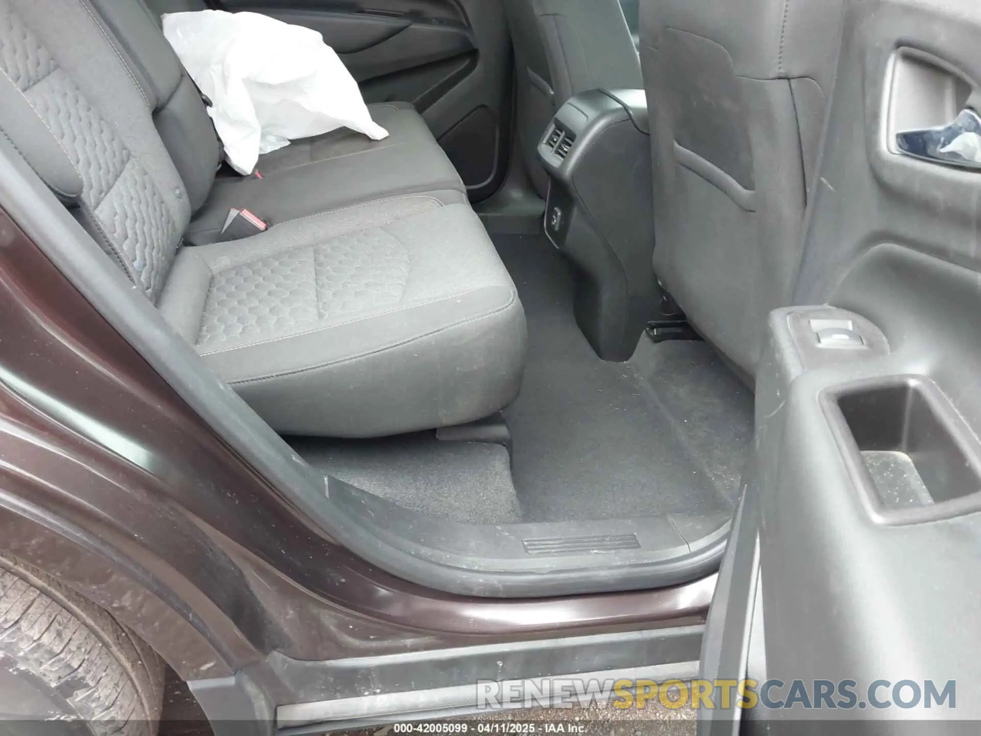 8 Photograph of a damaged car 2GNAXLEX8L6225065 CHEVROLET EQUINOX 2020