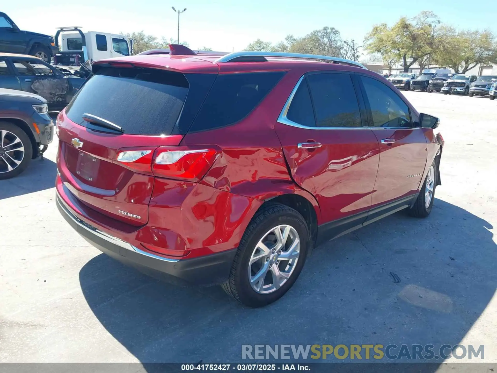 4 Photograph of a damaged car 2GNAXNEV5L6227169 CHEVROLET EQUINOX 2020