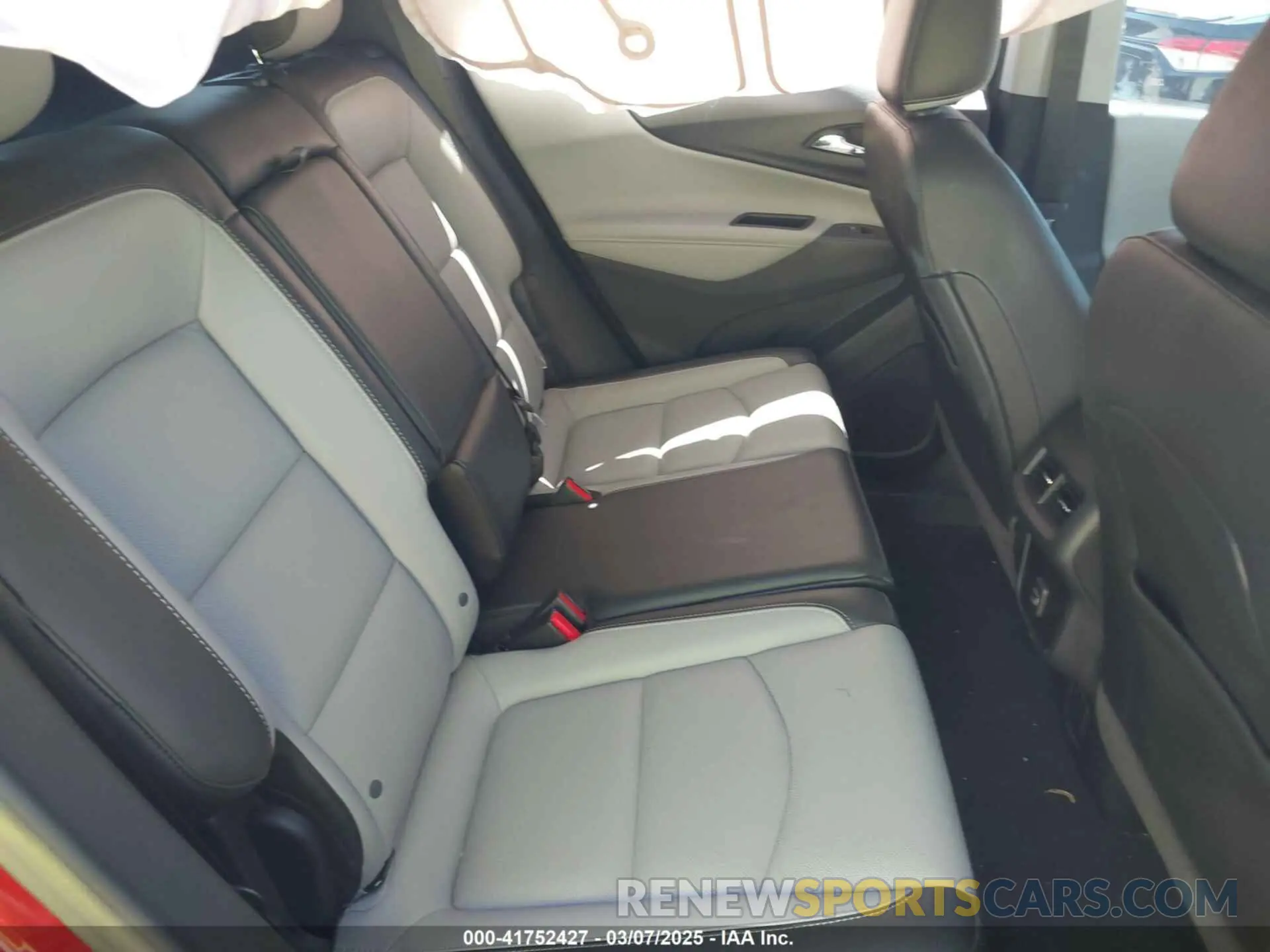 8 Photograph of a damaged car 2GNAXNEV5L6227169 CHEVROLET EQUINOX 2020