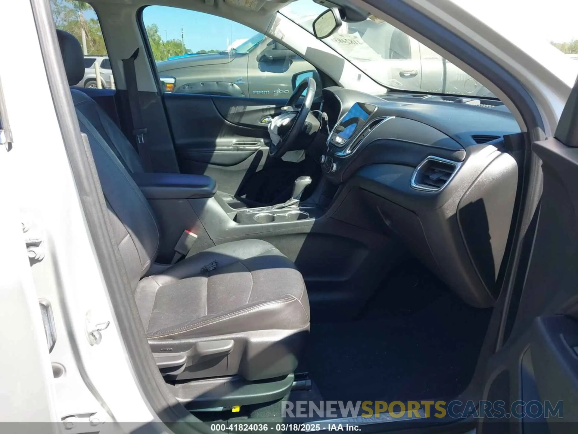 5 Photograph of a damaged car 2GNAXNEV7L6134492 CHEVROLET EQUINOX 2020