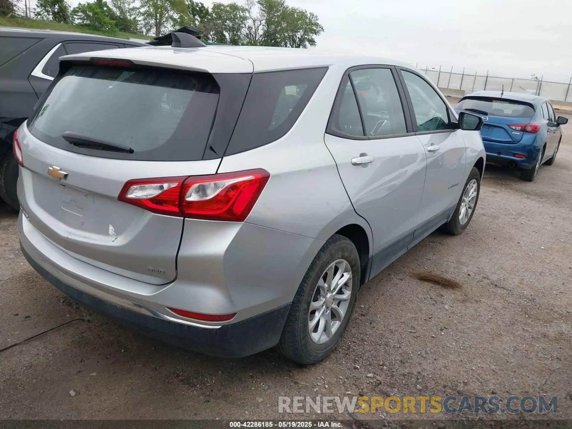 4 Photograph of a damaged car 2GNAXSEV0L6256562 CHEVROLET EQUINOX 2020