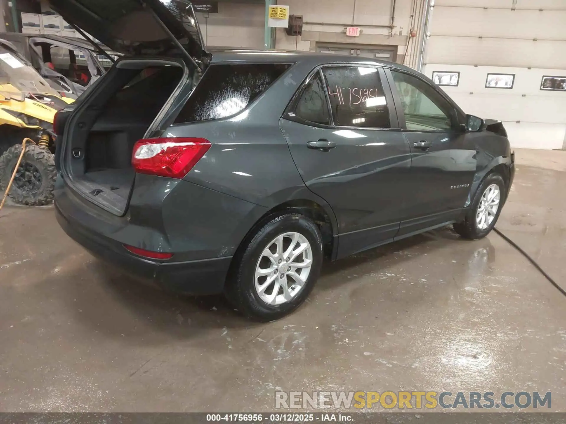 4 Photograph of a damaged car 2GNAXSEV1L6273872 CHEVROLET EQUINOX 2020