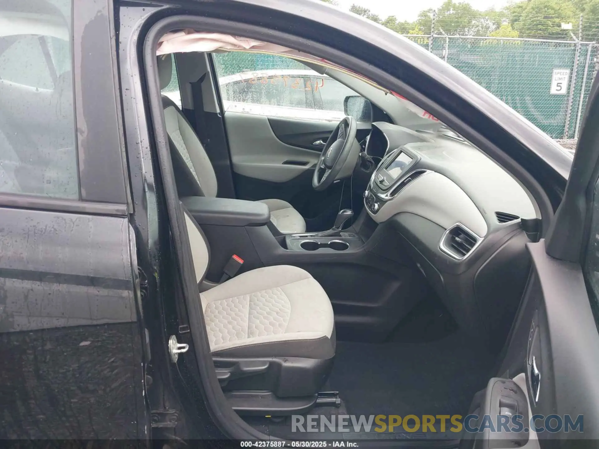 5 Photograph of a damaged car 2GNAXSEV2L6274335 CHEVROLET EQUINOX 2020