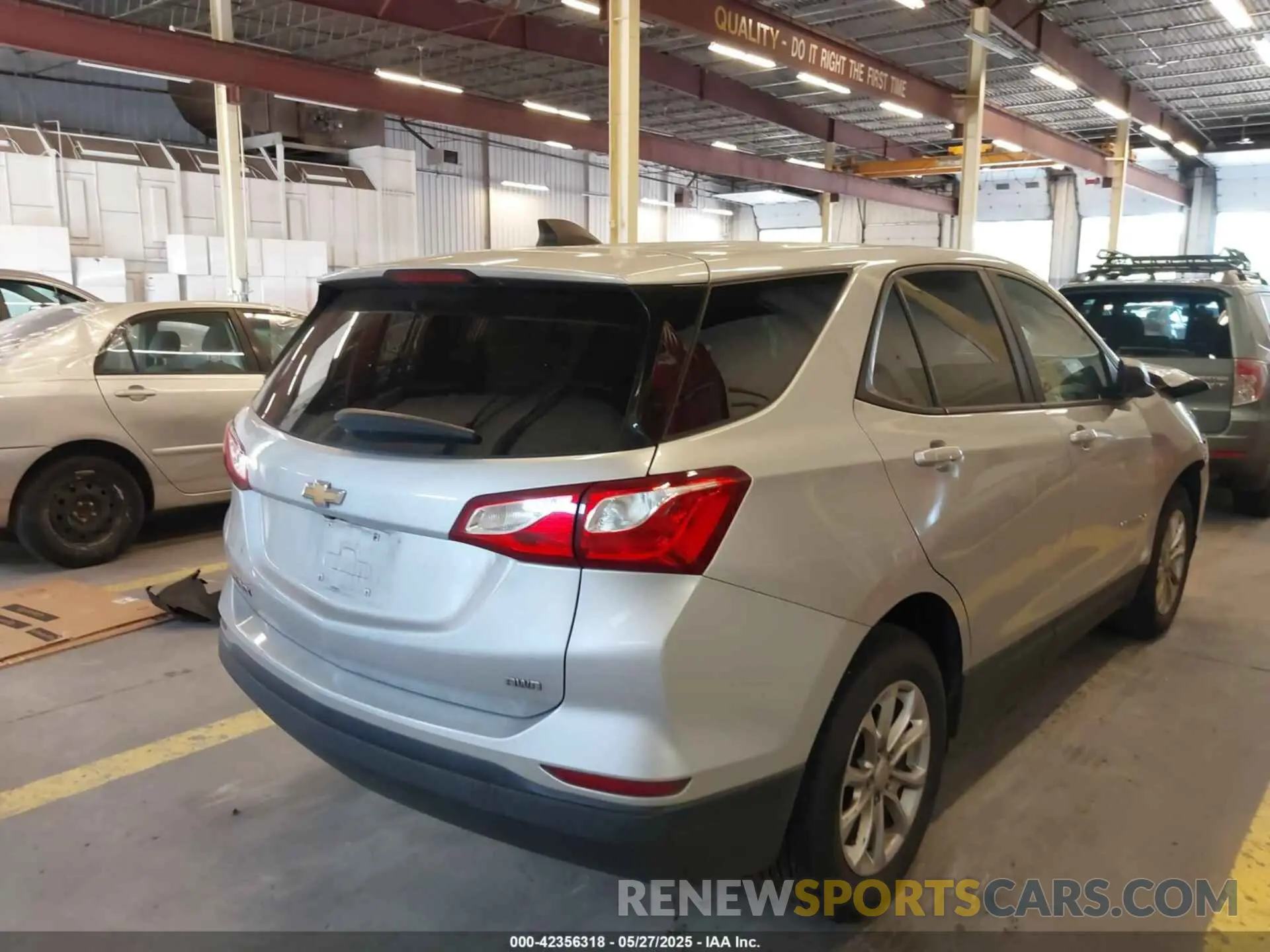 4 Photograph of a damaged car 2GNAXSEV6L6177350 CHEVROLET EQUINOX 2020