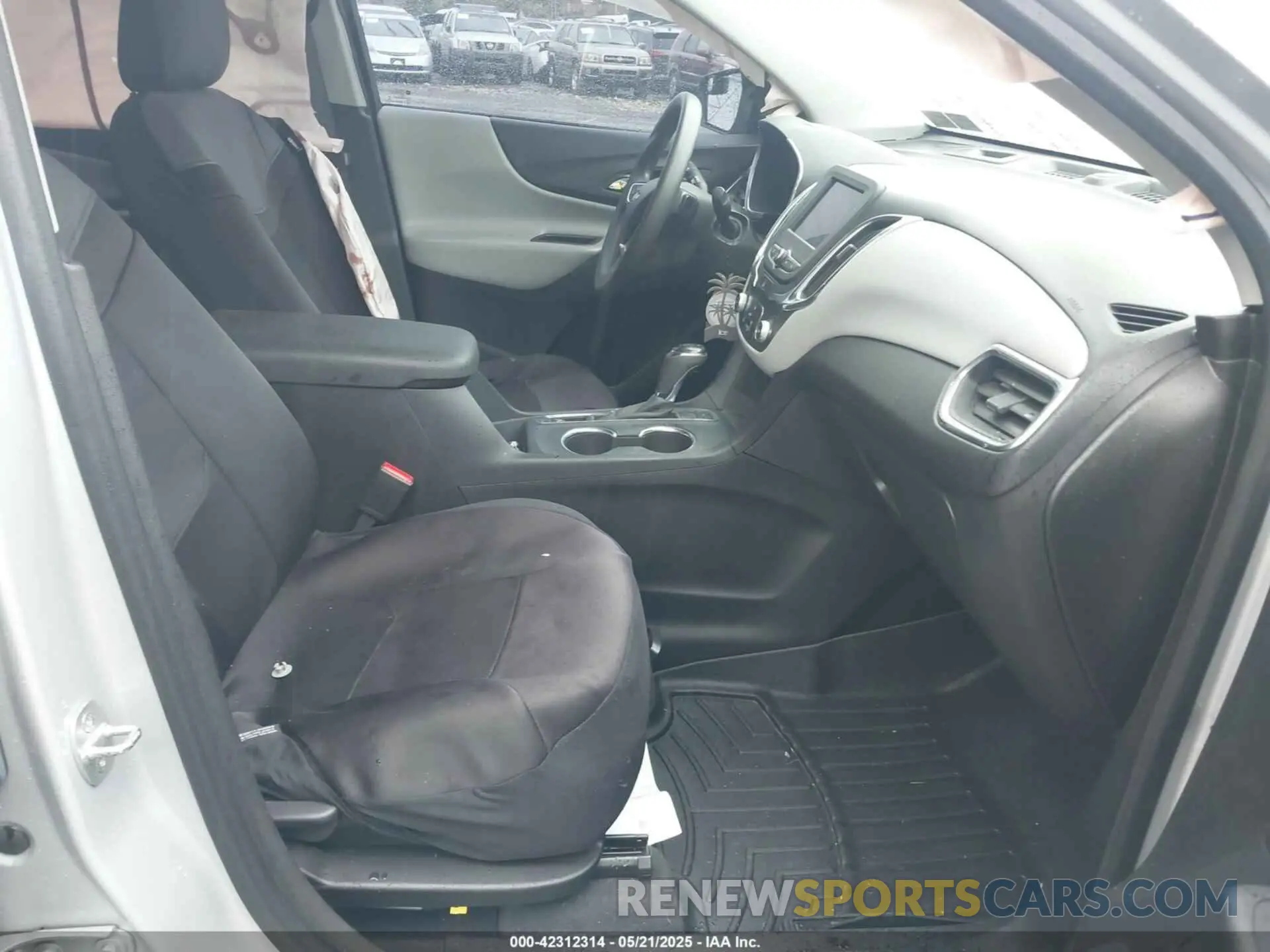 5 Photograph of a damaged car 2GNAXSEV6L6178918 CHEVROLET EQUINOX 2020