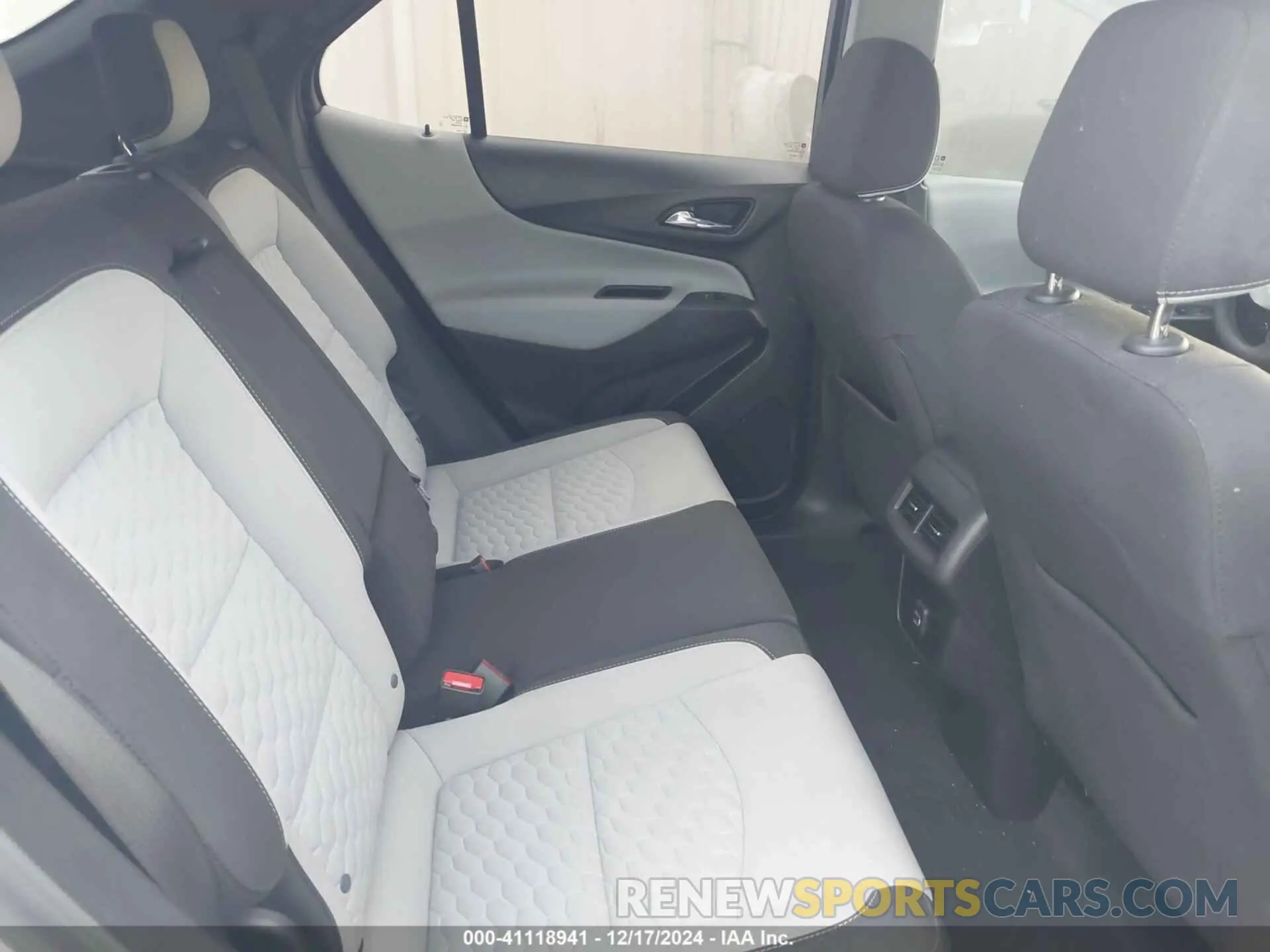 8 Photograph of a damaged car 2GNAXSEV7L6285623 CHEVROLET EQUINOX 2020