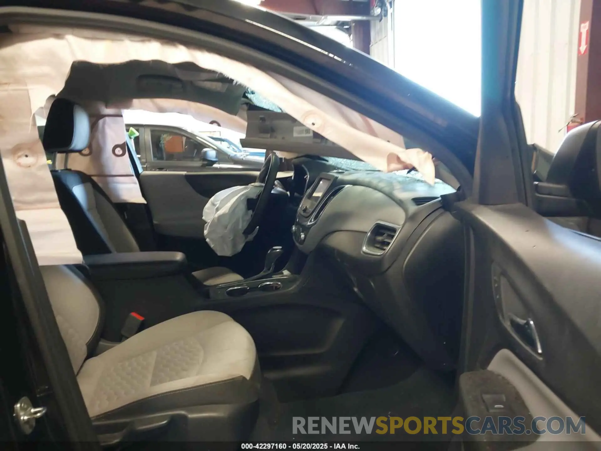 5 Photograph of a damaged car 2GNAXSEV8L6181836 CHEVROLET EQUINOX 2020
